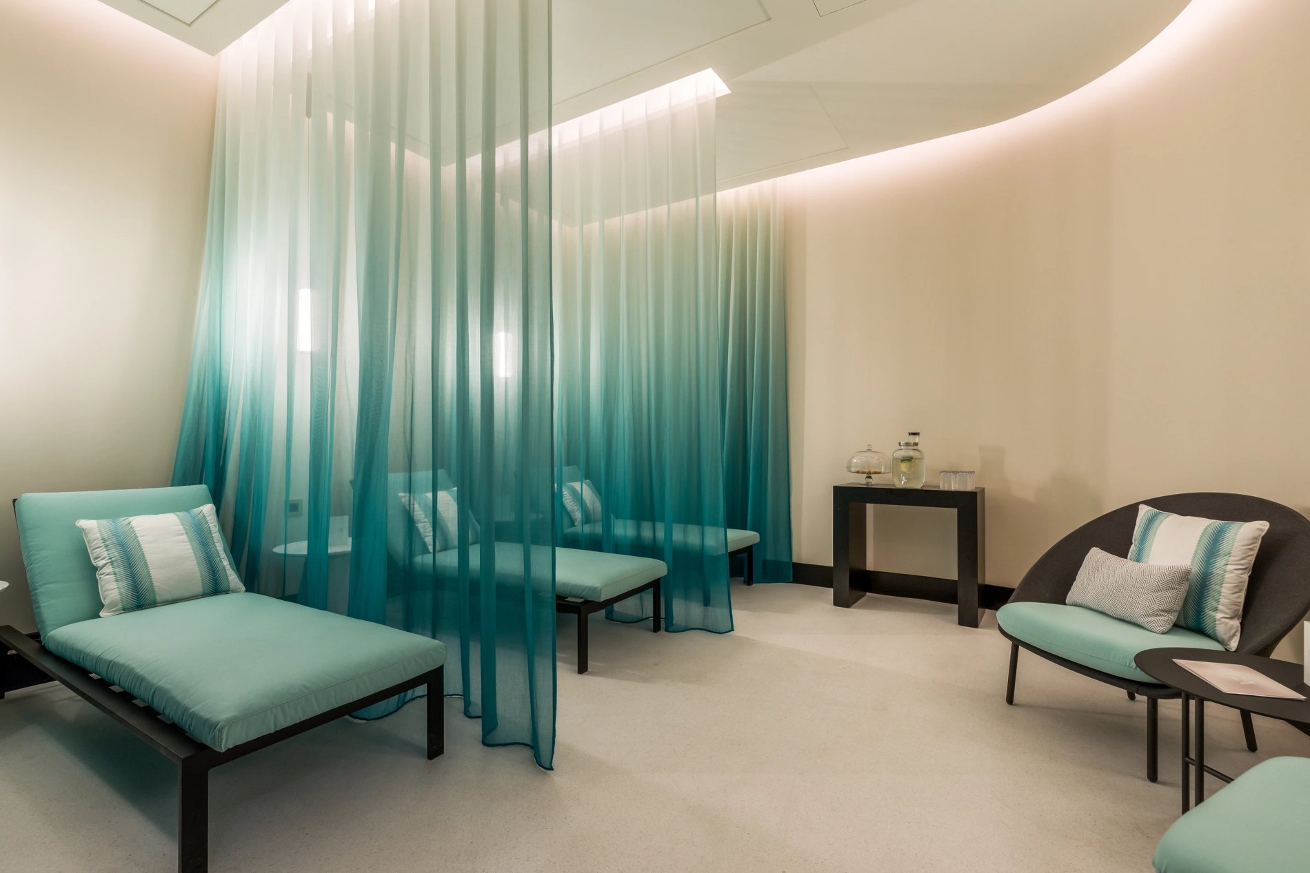Maison Albar - Le Victoria | Zone de relaxation spa avec transats et fauteuils