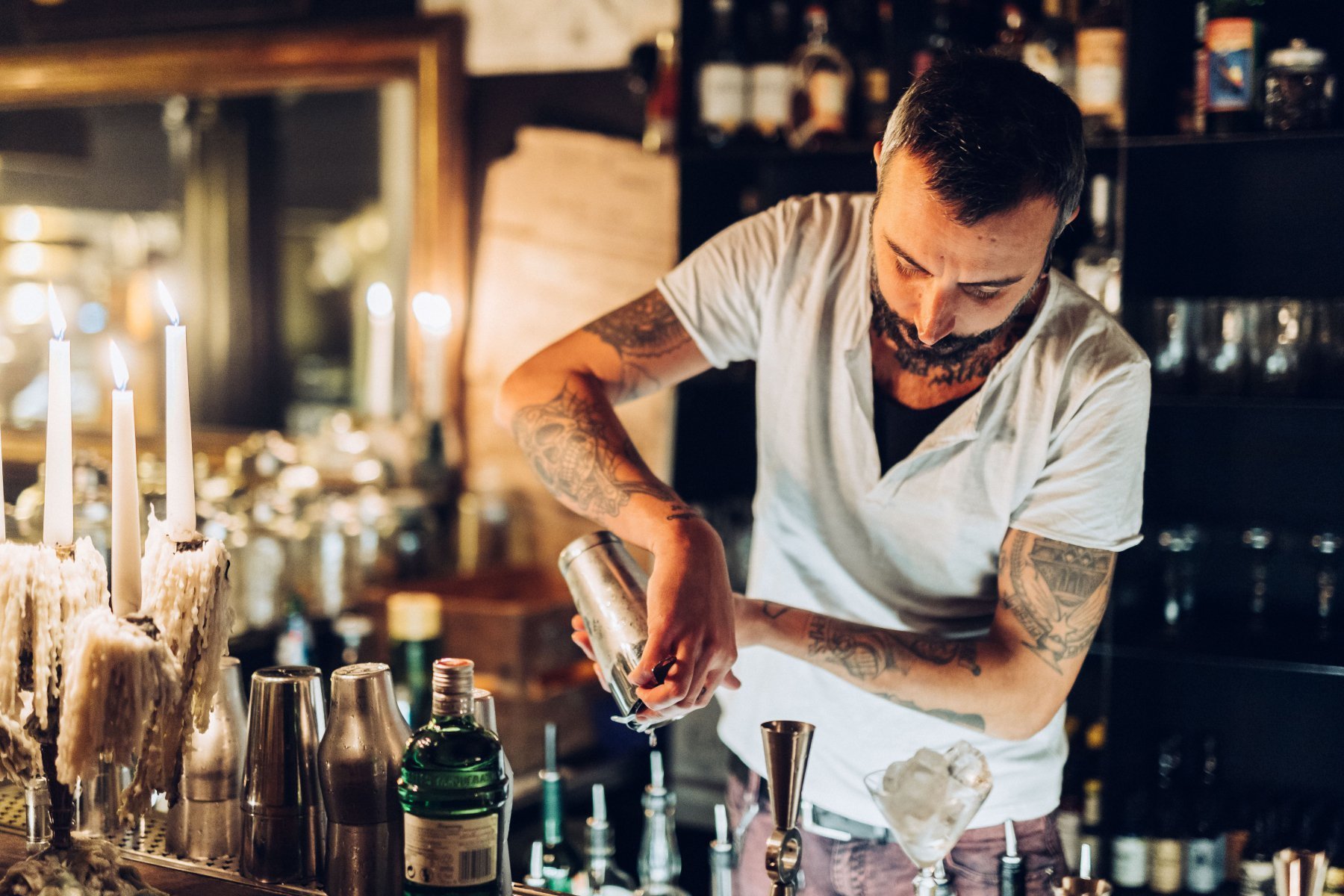 Mixologue en pleine création de cocktail au bar de l’Hôtel National des Arts et Métiers