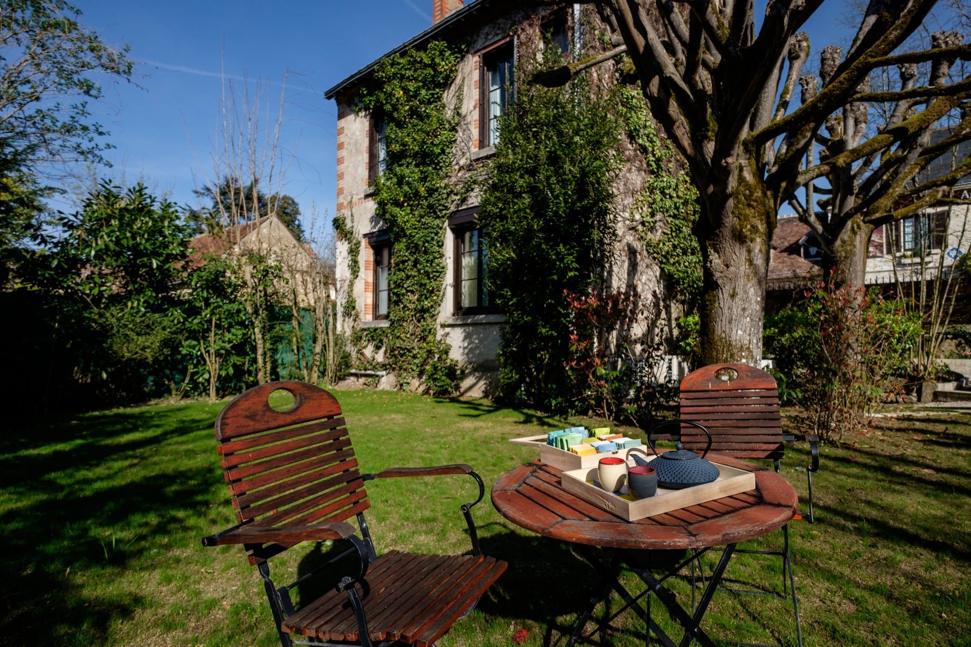 Table de jardin avec service à thé devant une maison à Chenonceaux
