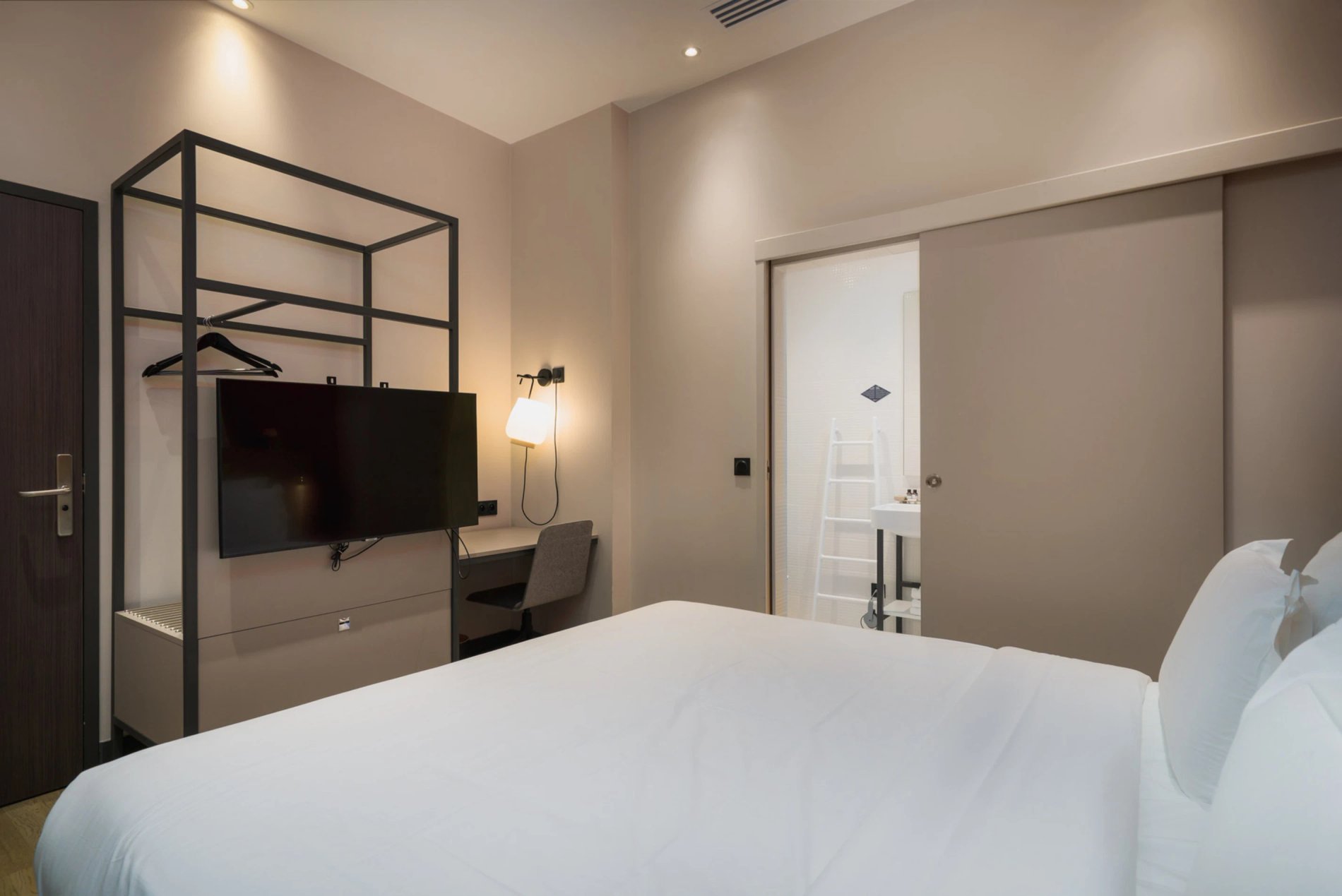 Club Room, a warm and functional 20m² cocoon with contemporary lines.