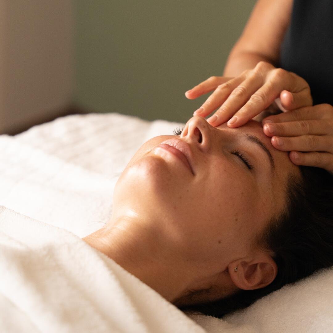 Soin du visage apaisant avec massage crânien au Spa Villa Belle Plage