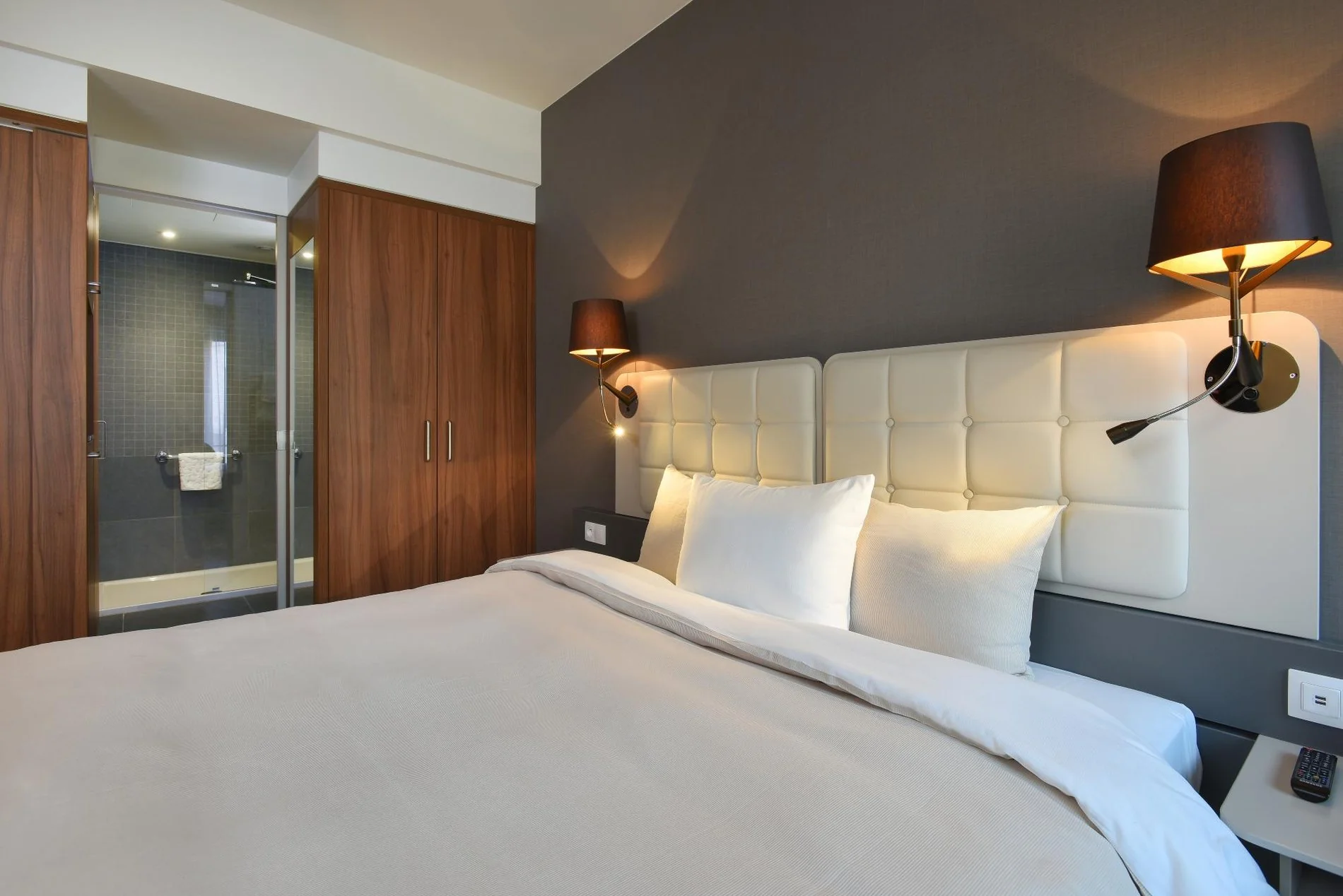 Cuisine équipée moderne dans une chambre d'hôtel Martin's Hotels.