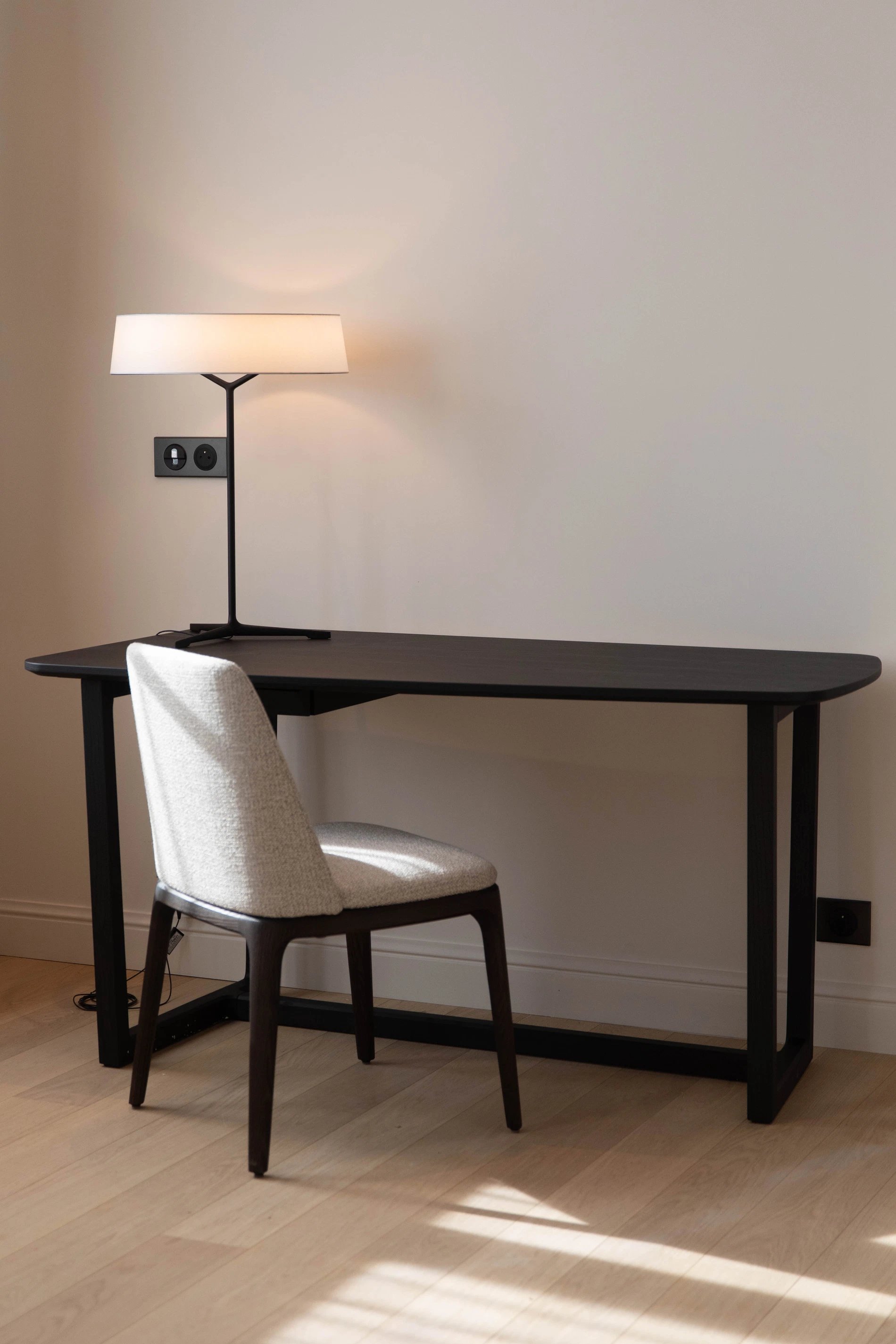 Bureau élégant et fauteuil dans la Suite Signature de la Villa des Vignes à Saint-Émilion