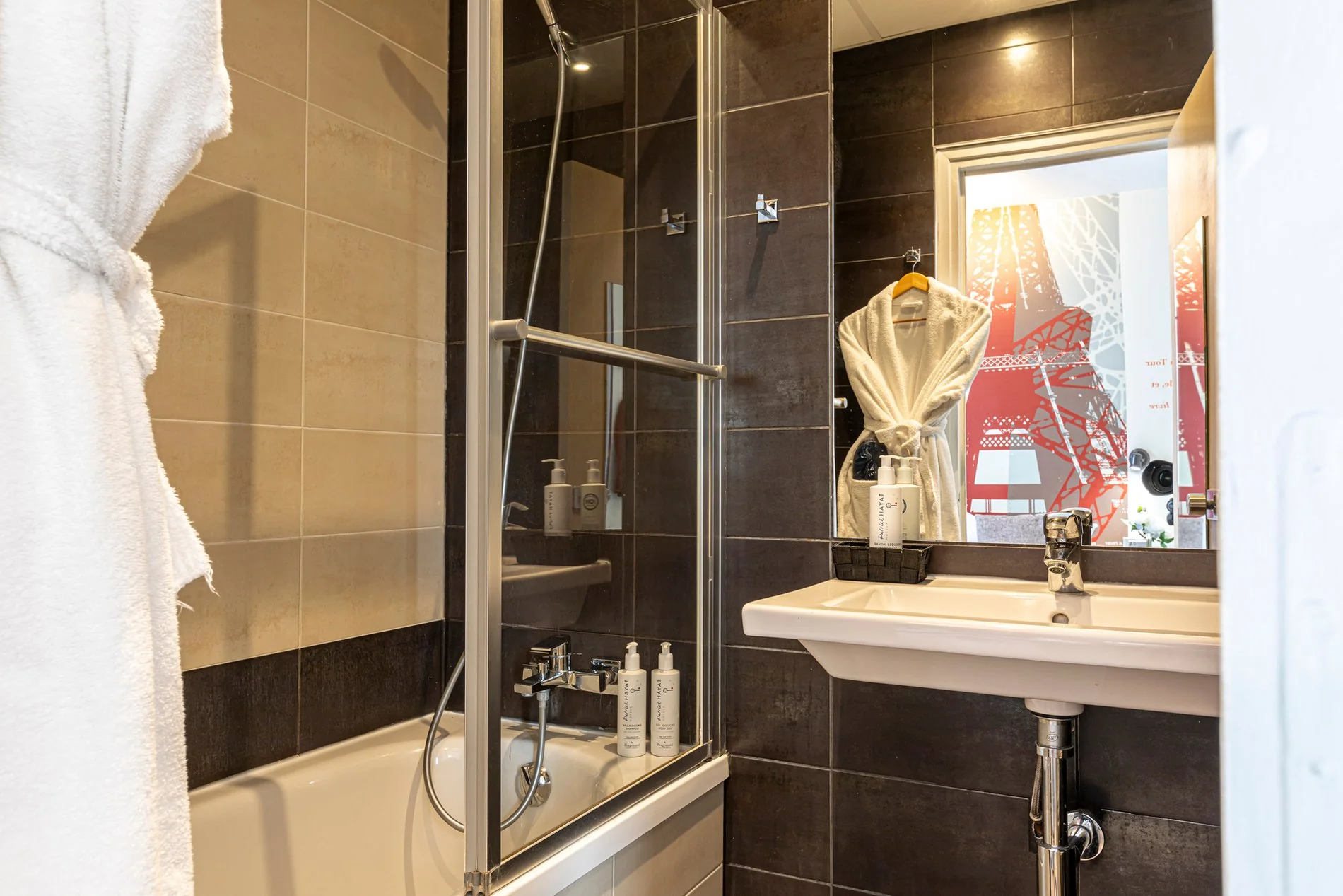 Salle de bain de la Chambre Double Supérieure de l'Hôtel Alpha Paris Eiffel avec baignoire.