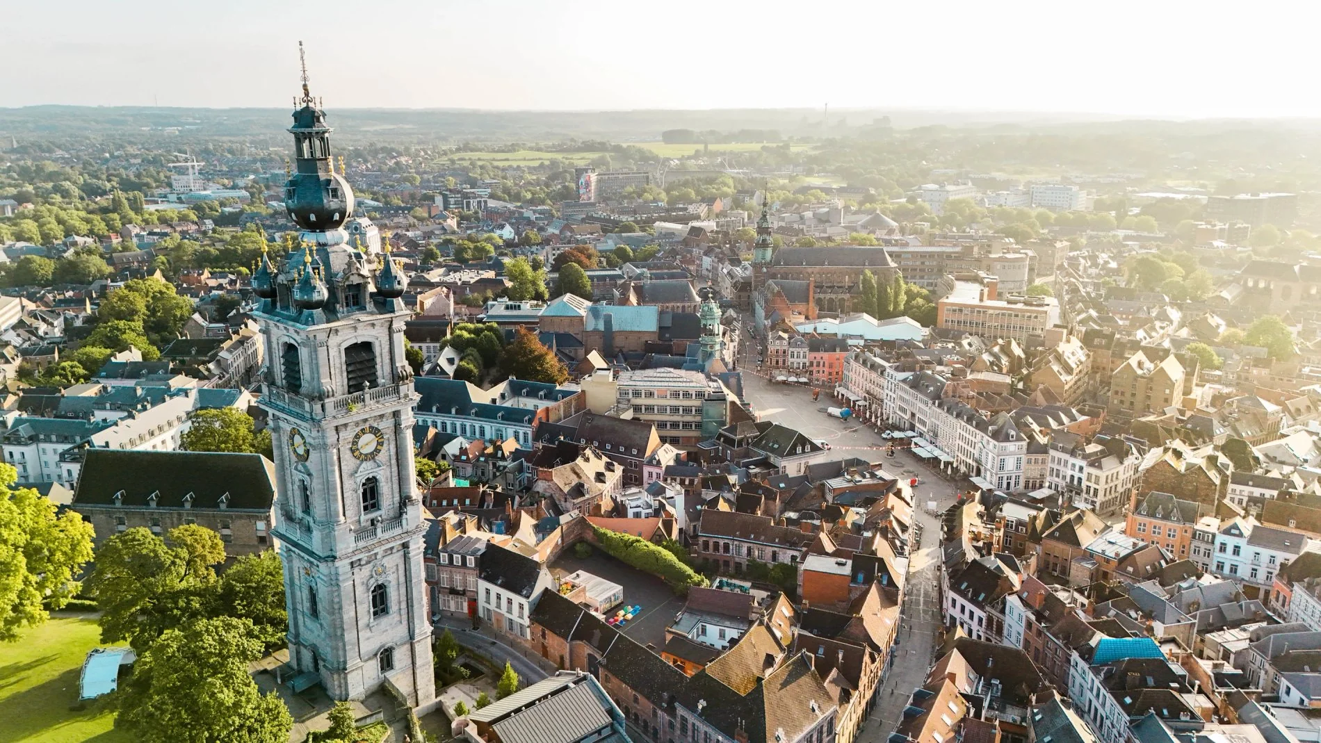 Vue aérienne panoramique sur la ville de Mons et son architecture historique.