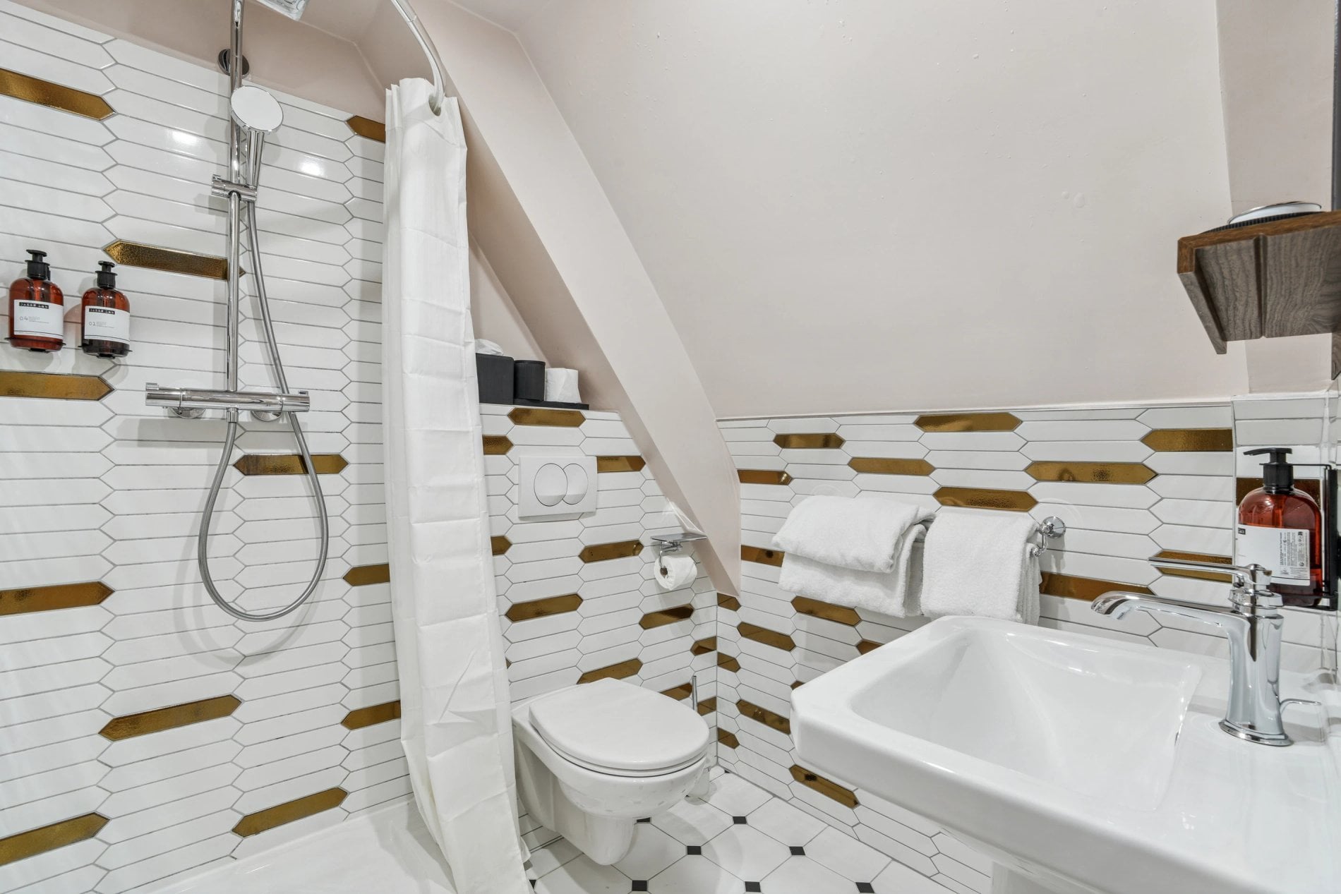 c0888bd7-22eb-46a6-8e38-f21d29594866