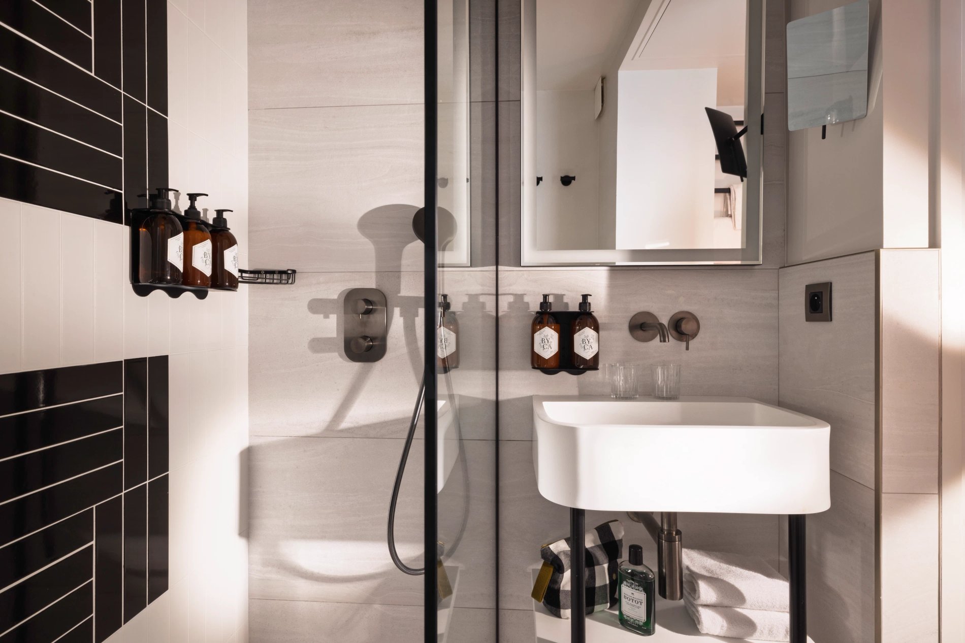 Hôtel Raspail Montparnasse Chambre Supérieure Salle de Bain Douche