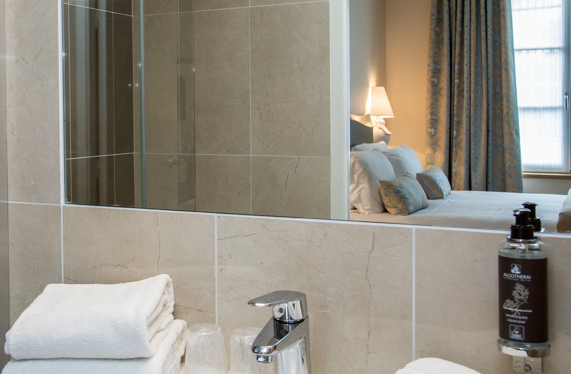 Relais des Trois Châteaux | Bathroom Standard Room