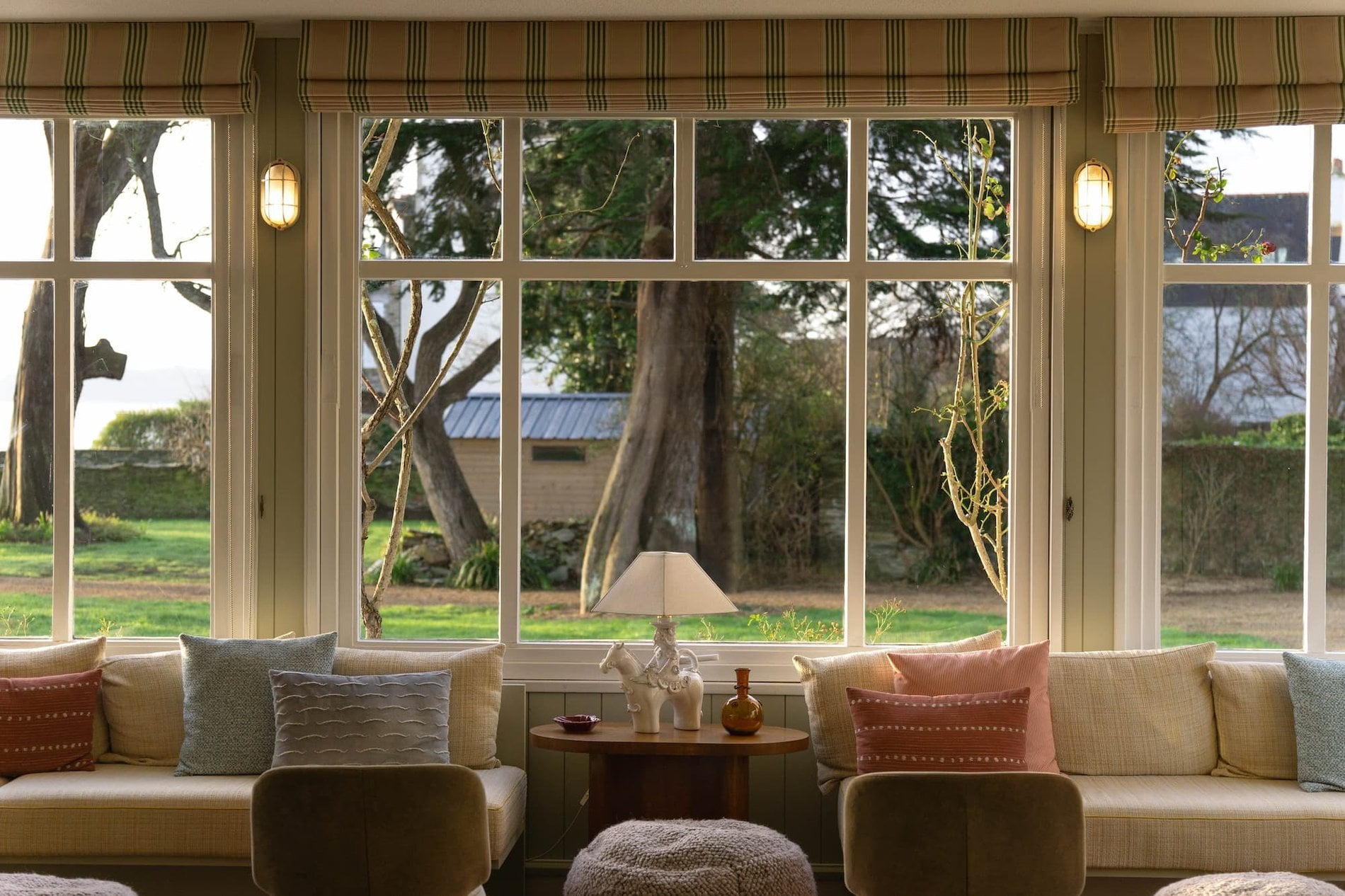 Salon lumineux du Grand Hôtel des Bains avec vue sur le parc, espace cosy et élégant pour se détendre