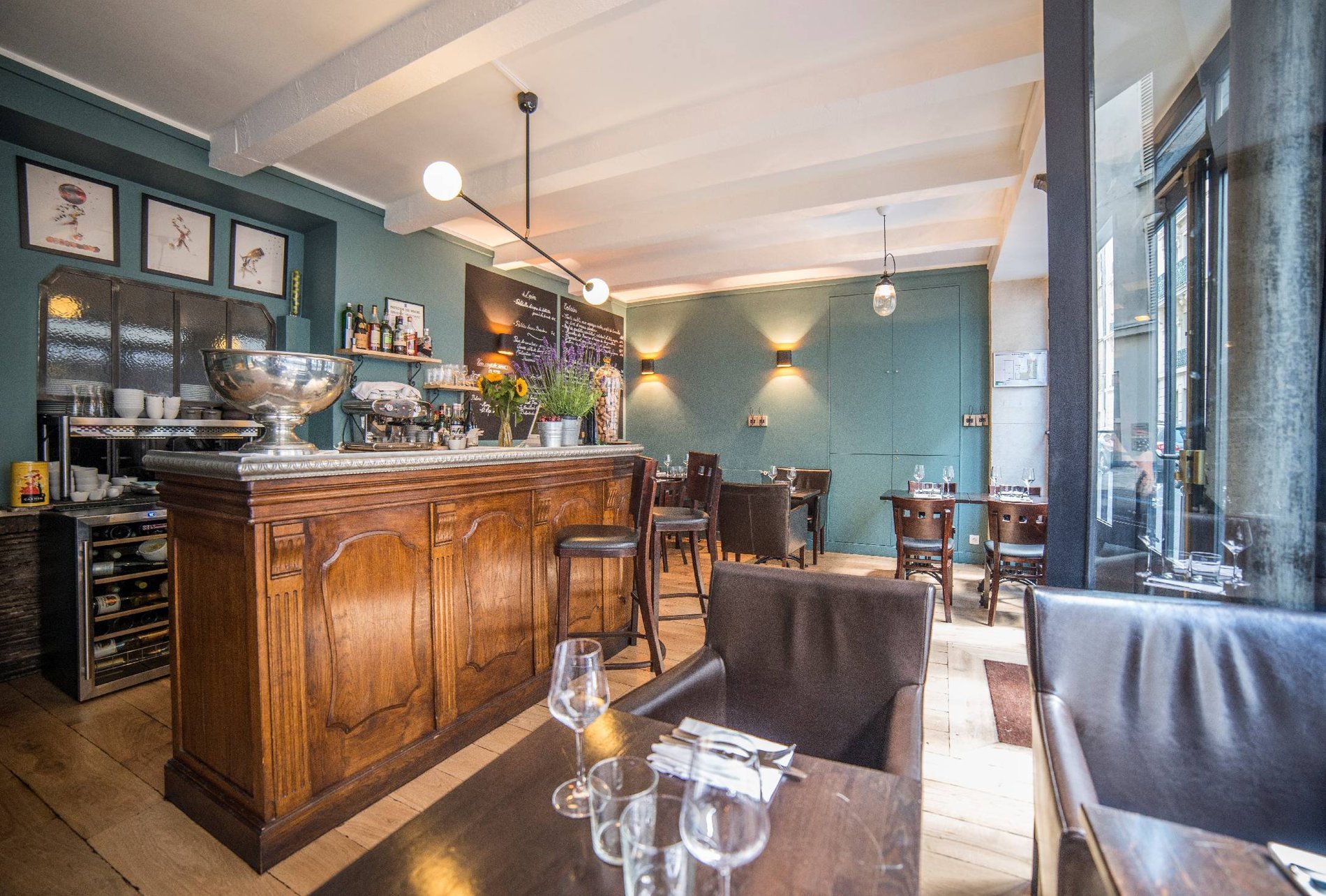 Restaurant Les Poulettes Batignolles à Paris avec salle élégante et cuisine française à proximité de l’Hôtel Glasgow Monceau