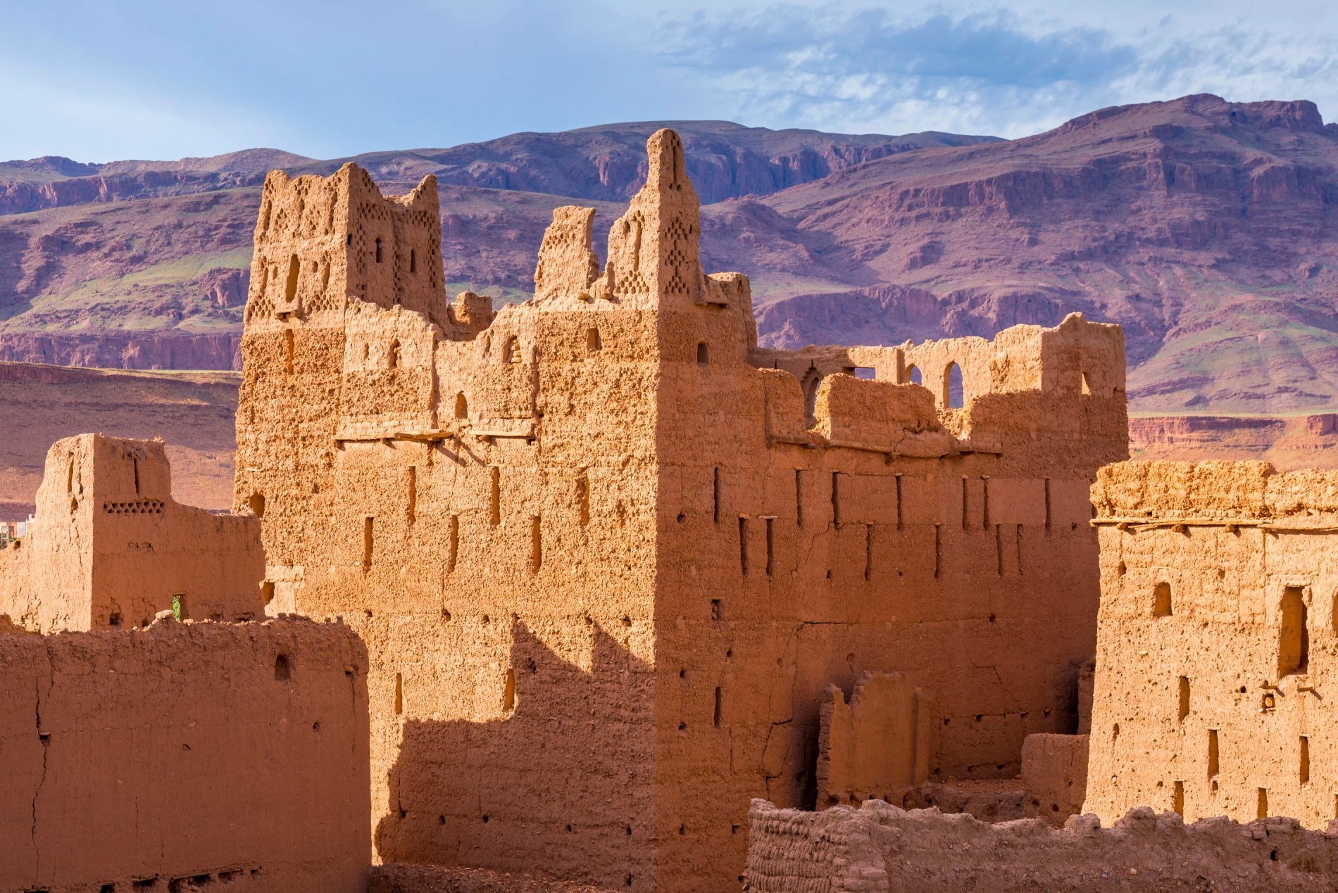 Kasbah en pisé traditionnelle dans les montagnes près du Berbère Palace