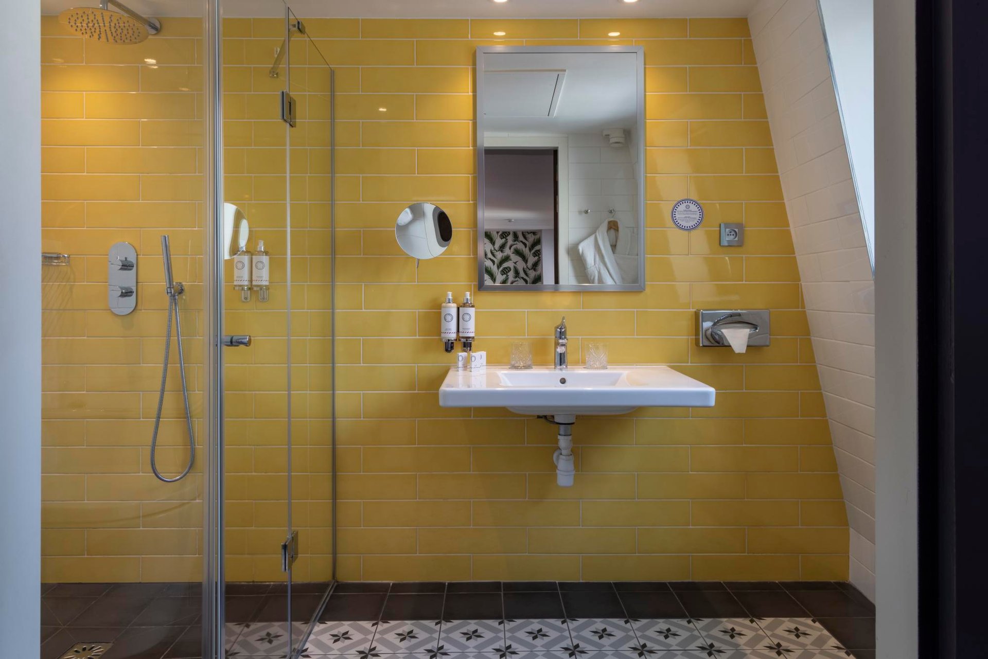 Hotel Les Matins de Paris Room Bathroom