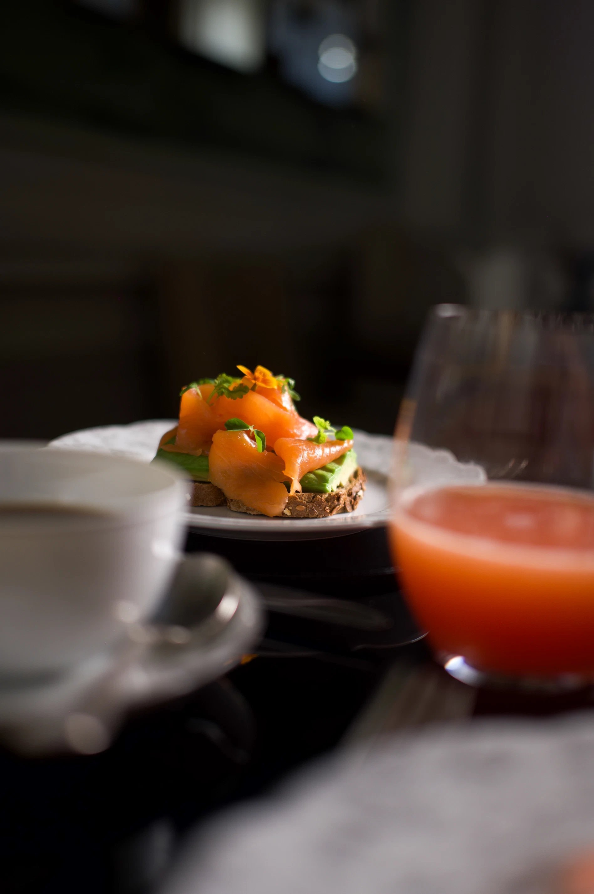 Tartine au saumon et avocat servie au petit-déjeuner à l’Hôtel San Régis, ambiance douce et raffinée.