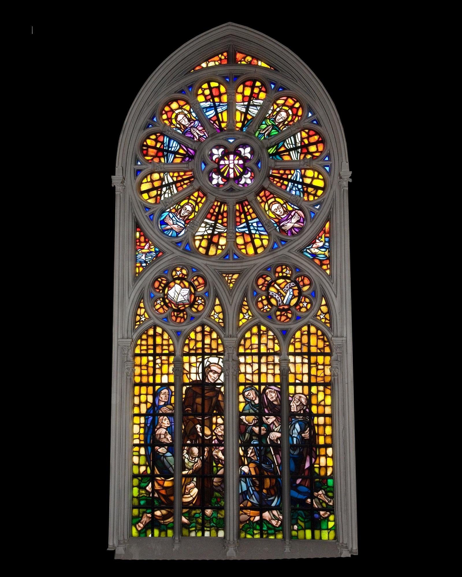 Kleurrijk glas-in-lood in Martin's Patershof, een voormalige kerk in Mechelen, uniek verblijf.