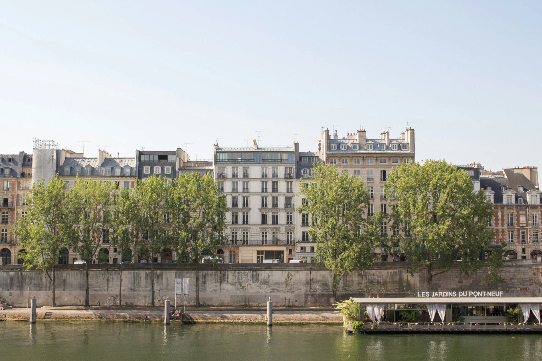 Vue sur les quais de Seine proche de l’Hôtel Prince de Conti à Paris