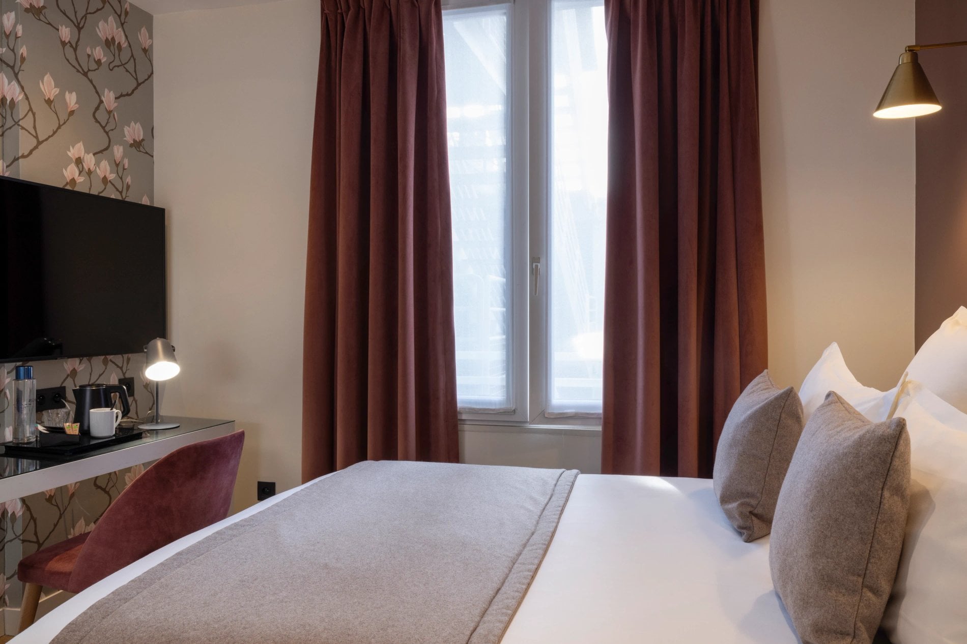 Hotel Brady Single Room Desk