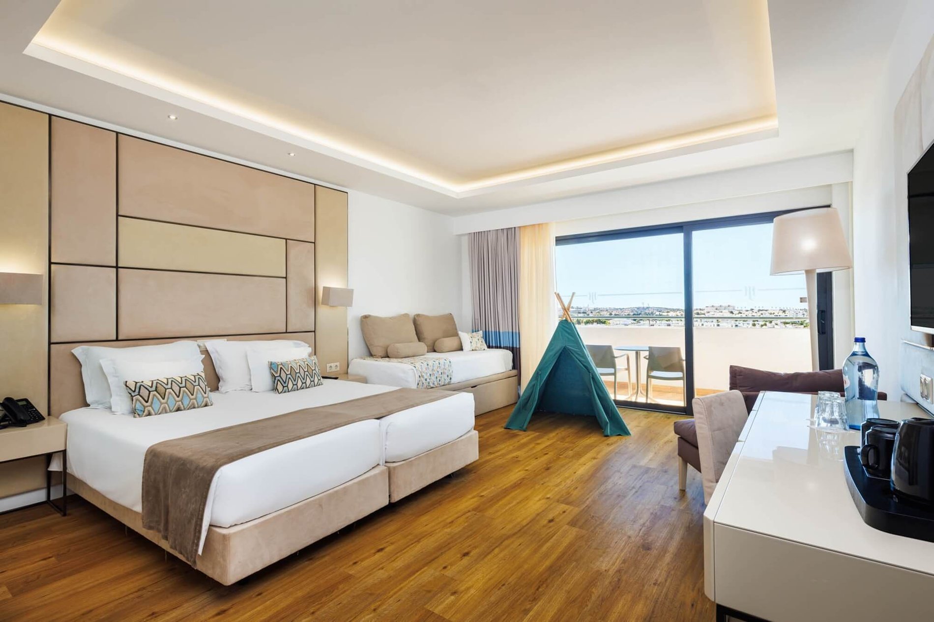 Chambre familiale confortable et spacieuse avec tente, canapé et balcon à l’Hôtel Jupiter Albufeira