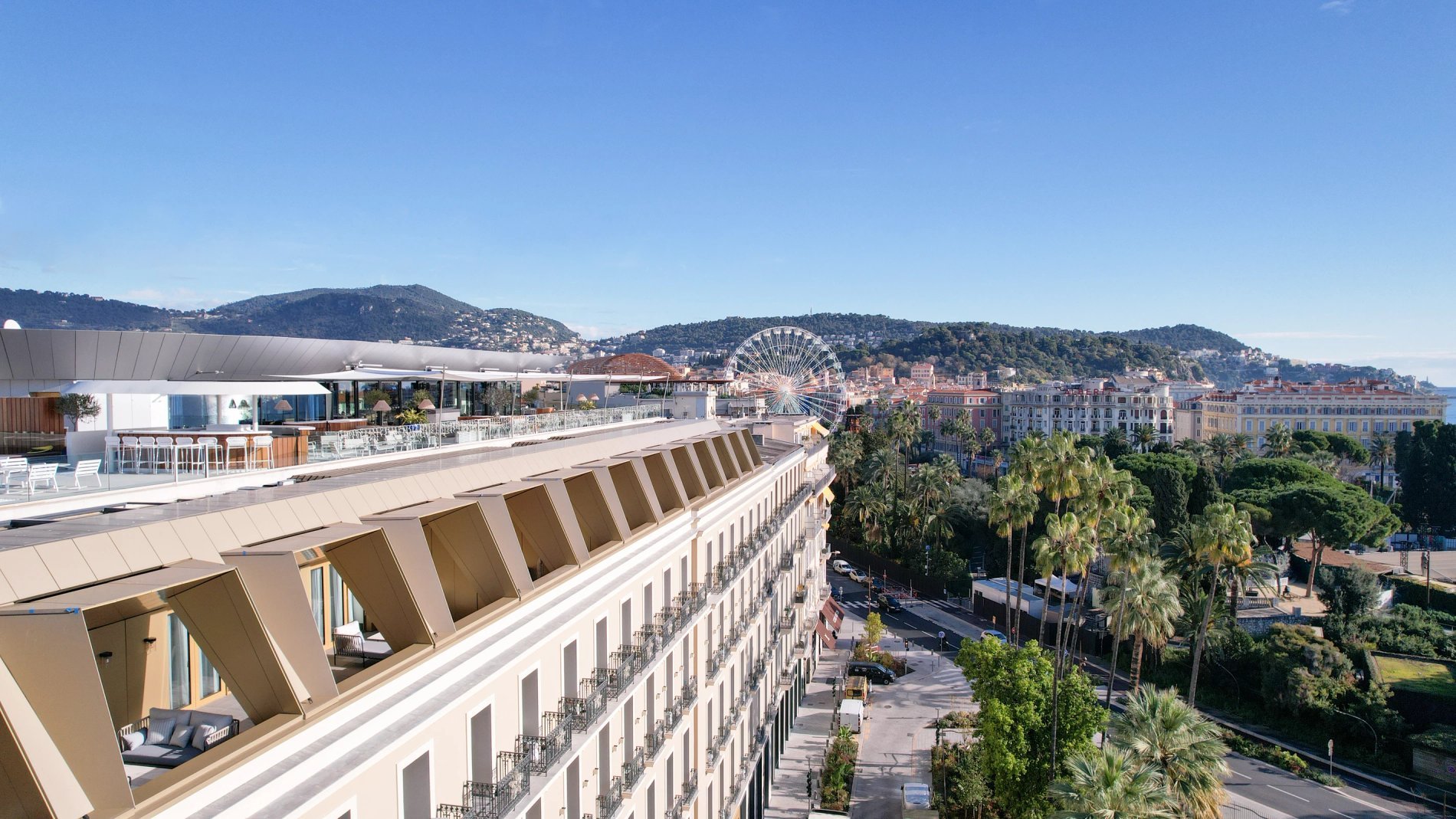Maison Albar - Le Victoria | Vue de côté de la façade de l'établissement et du rooftop