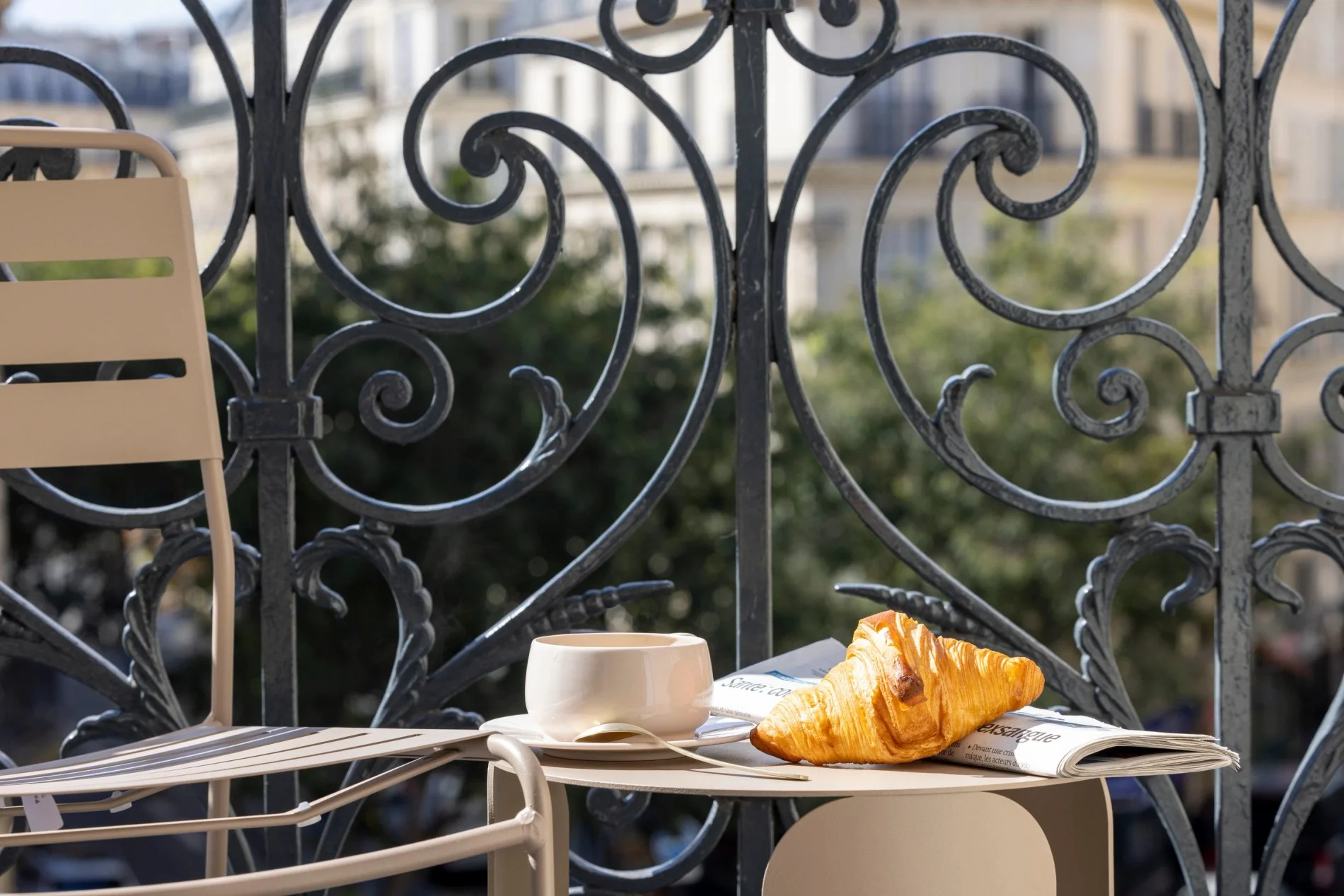 Hôtel Beige Chambre Deluxe Balcon Café Croissant Petit-déjeuner