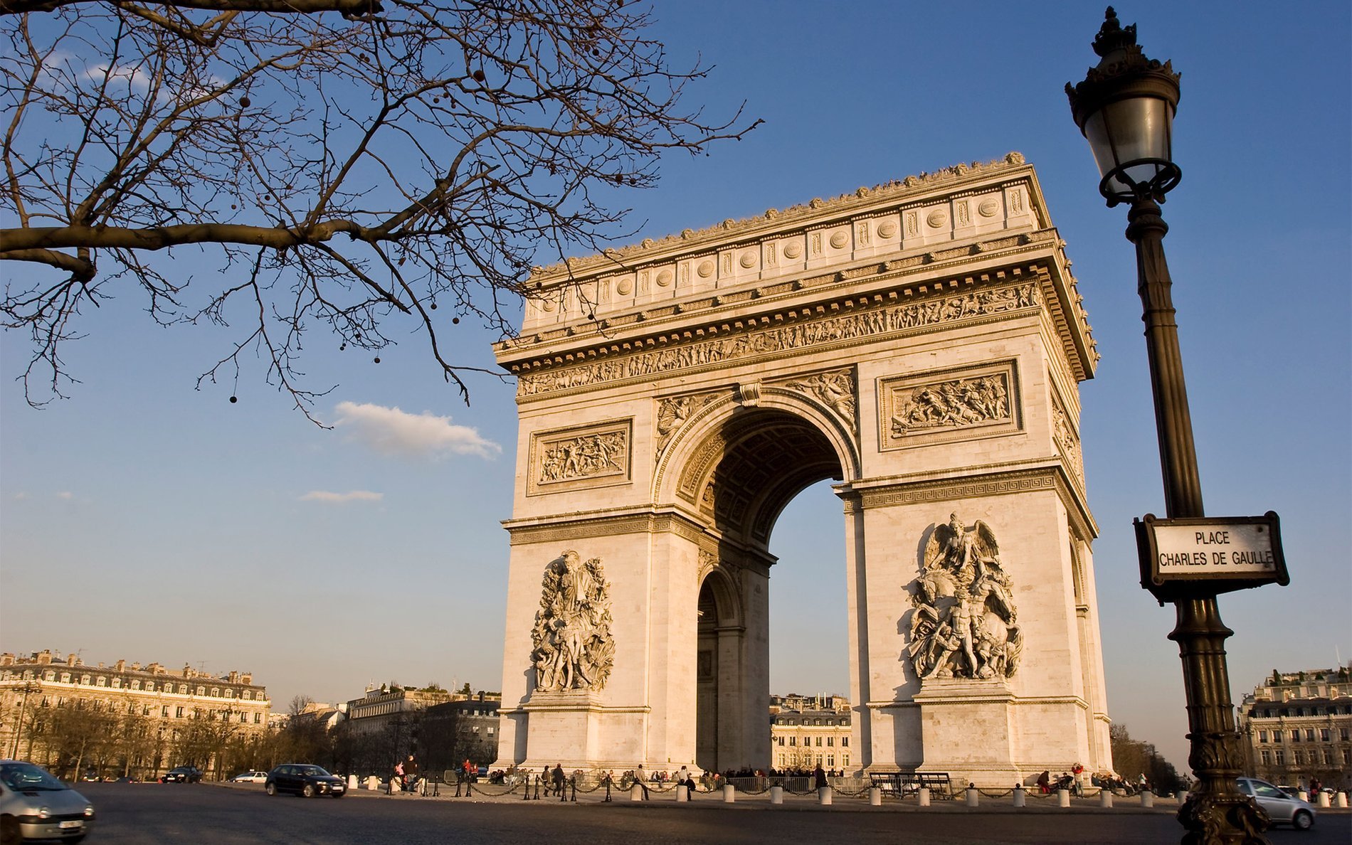The Arc de Triomphe seen from Place Charles de Gaulle, just minutes from Hôtel San Régis, ideally located in Paris 8.