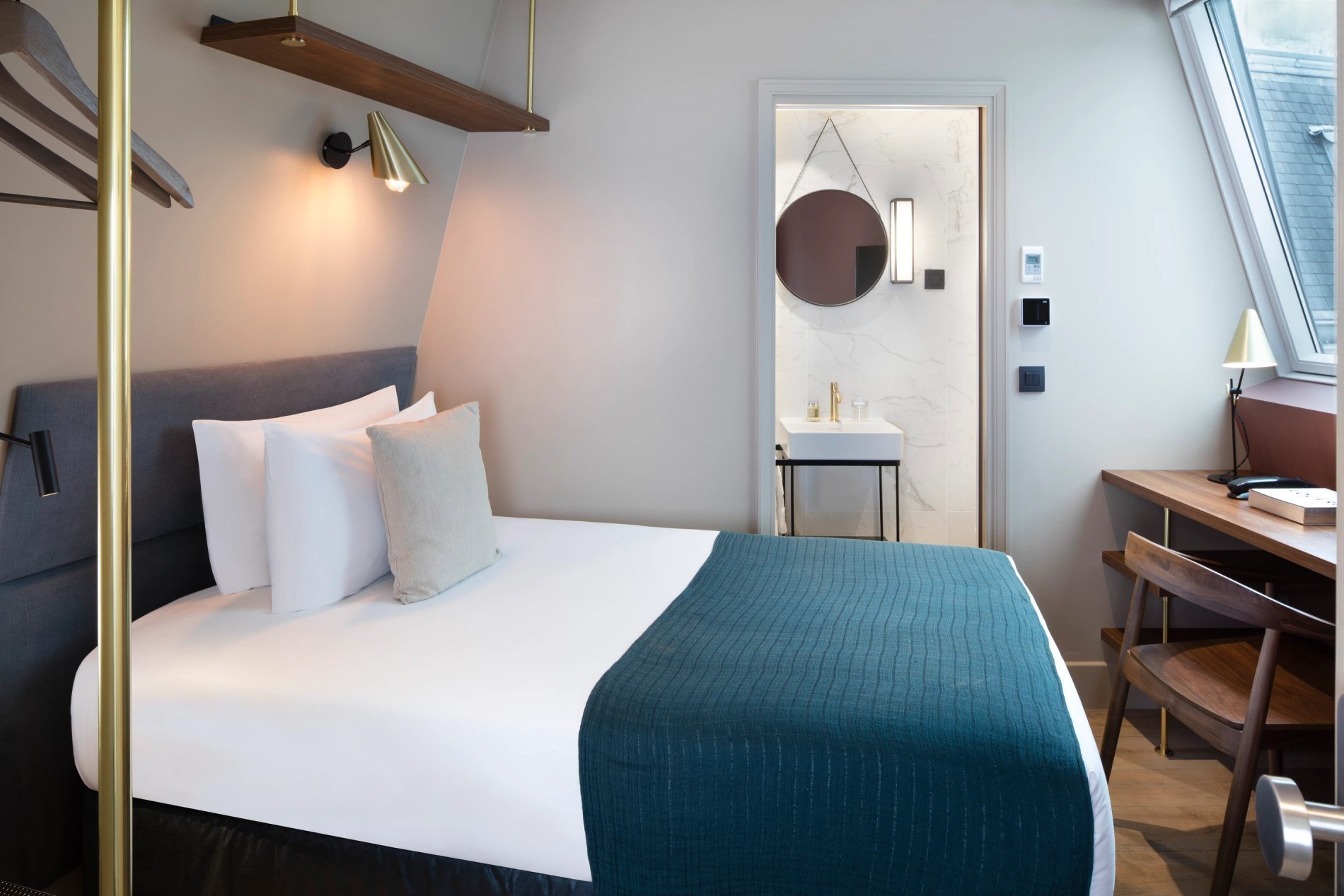 Hotel Maxim Quartier Latin Single Room Desk Bathroom