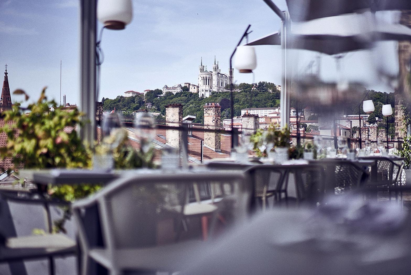 Cathédrale Saint-Jean-Baptiste vue depuis la terrasse du roof top Maison Nô Boutique hôtel Lyon