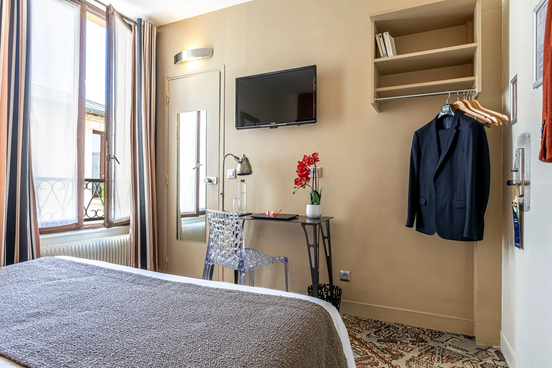 Chambre Double Eiffel de l'Hôtel Alpha Paris Eiffel avec télévision et espace de travail.