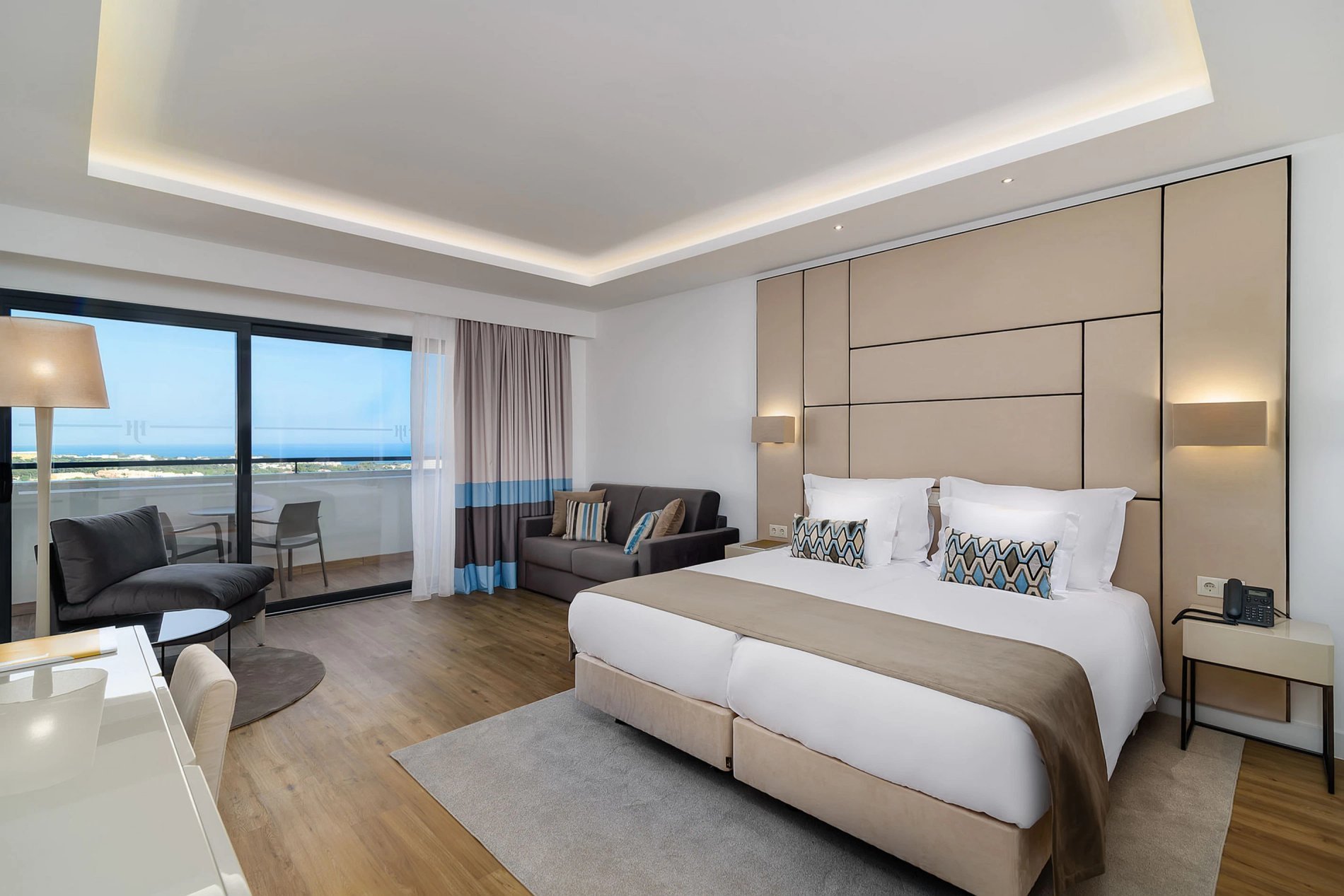 Chambre classique spacieuse et confortable avec canapé et balcon au Jupiter Albufeira Hôtel
