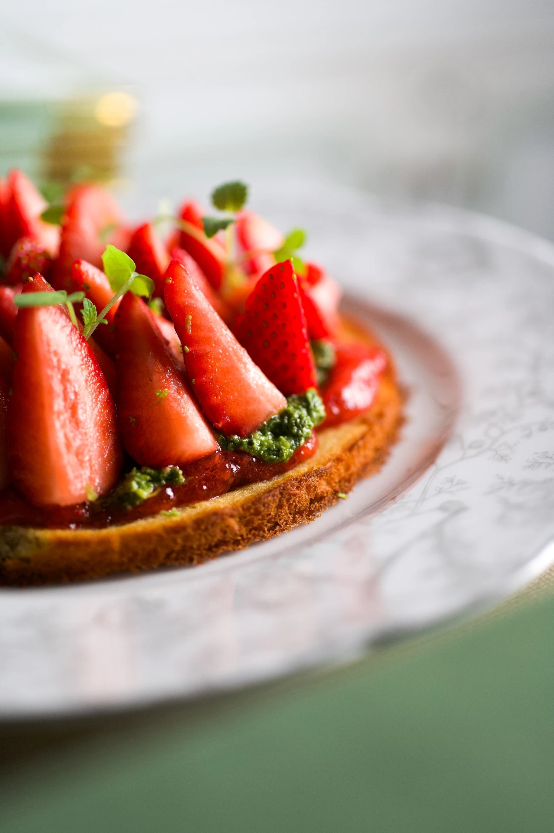 Gros plan sur la tarte aux fraises et pesto de cresson, création de Jessica Prealpato pour le goûter de l’hôtel San Régis.