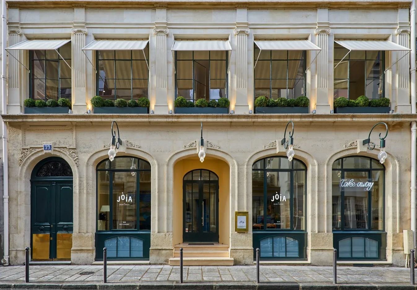 Facciata del JÒIA di Hélène Darroze, in rue des Jeuneurs, vicino all’Hôtel Gramont