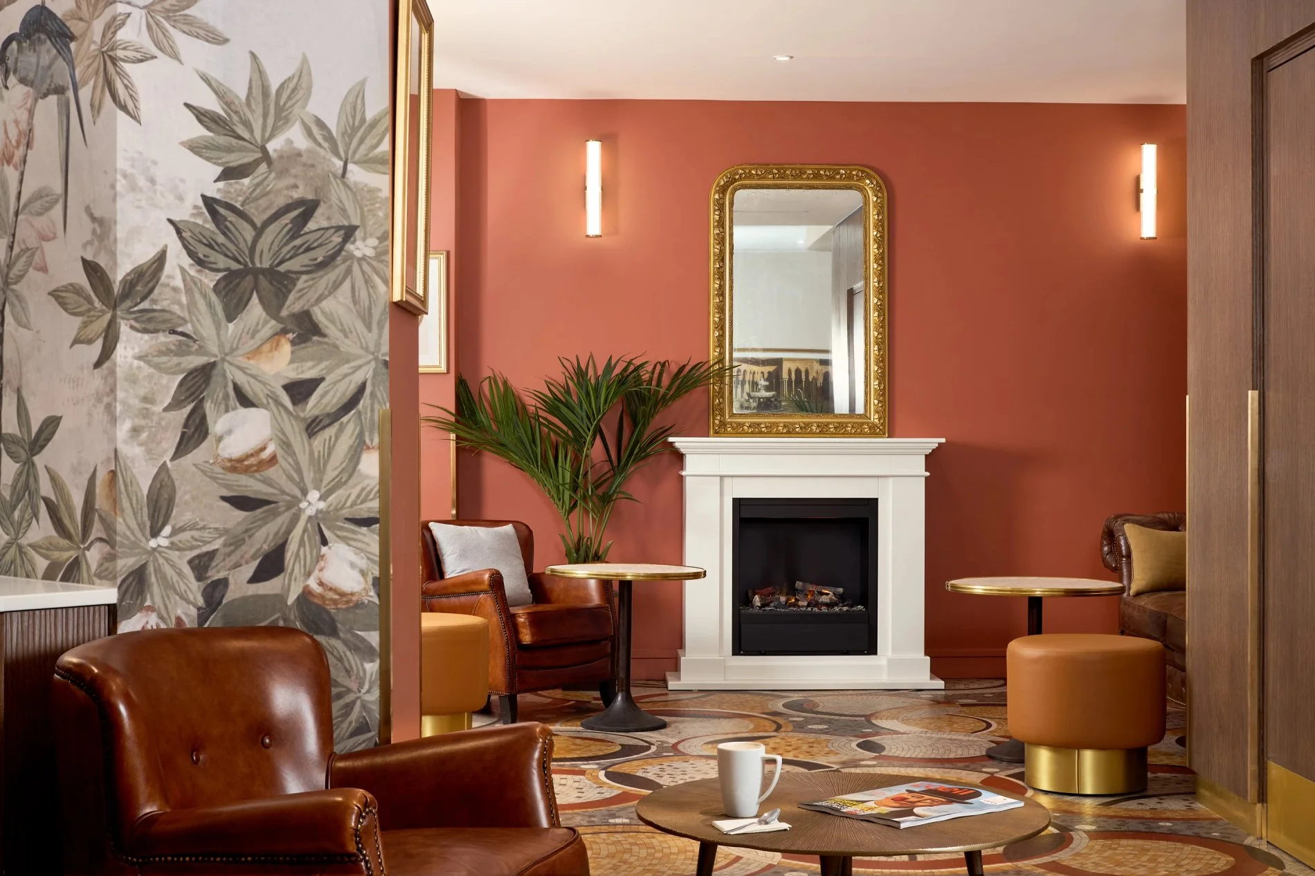 Espace de détente chaleureux au Timhotel avec cheminée