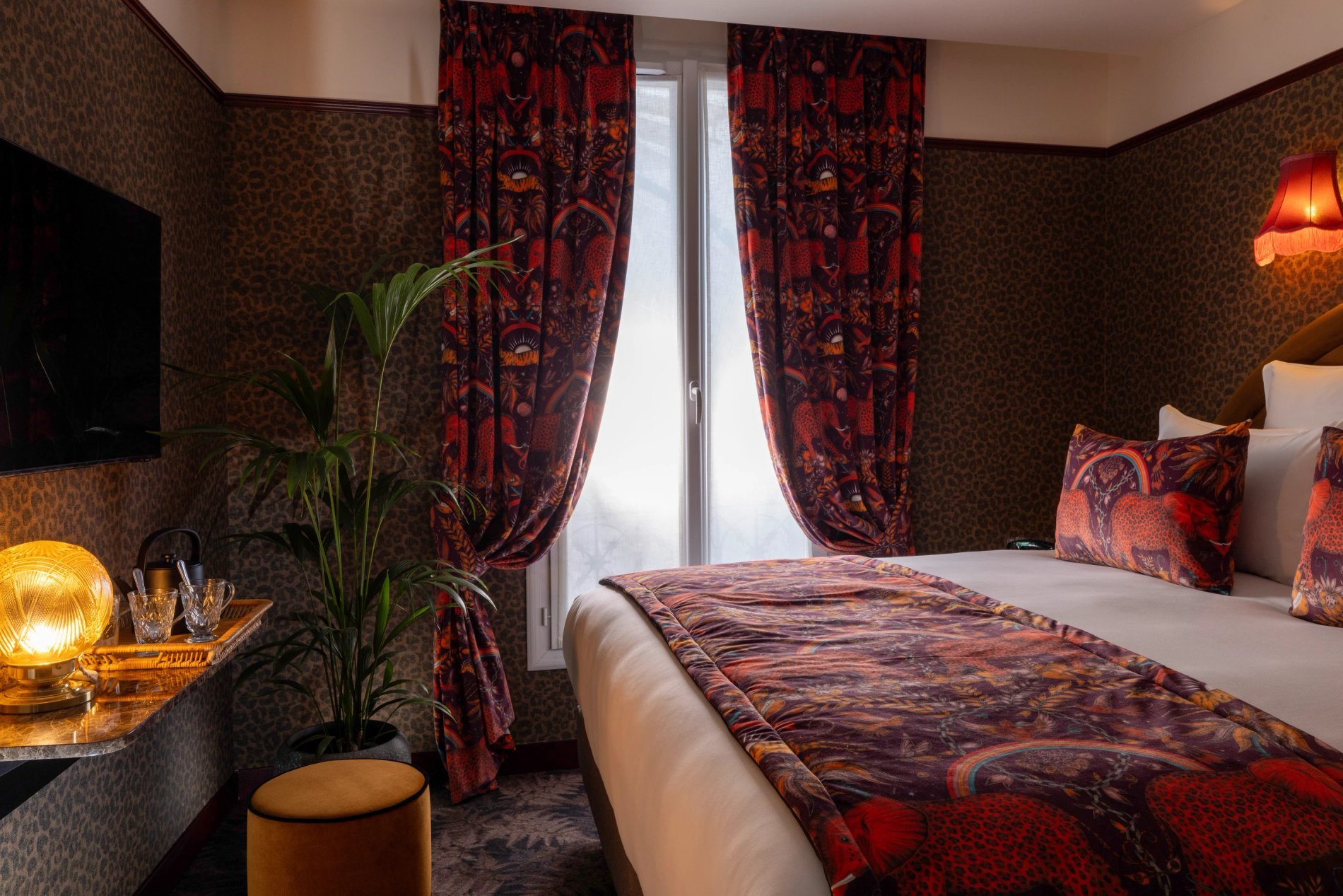 Hotel Ginette à la Folie Classic Room Desk