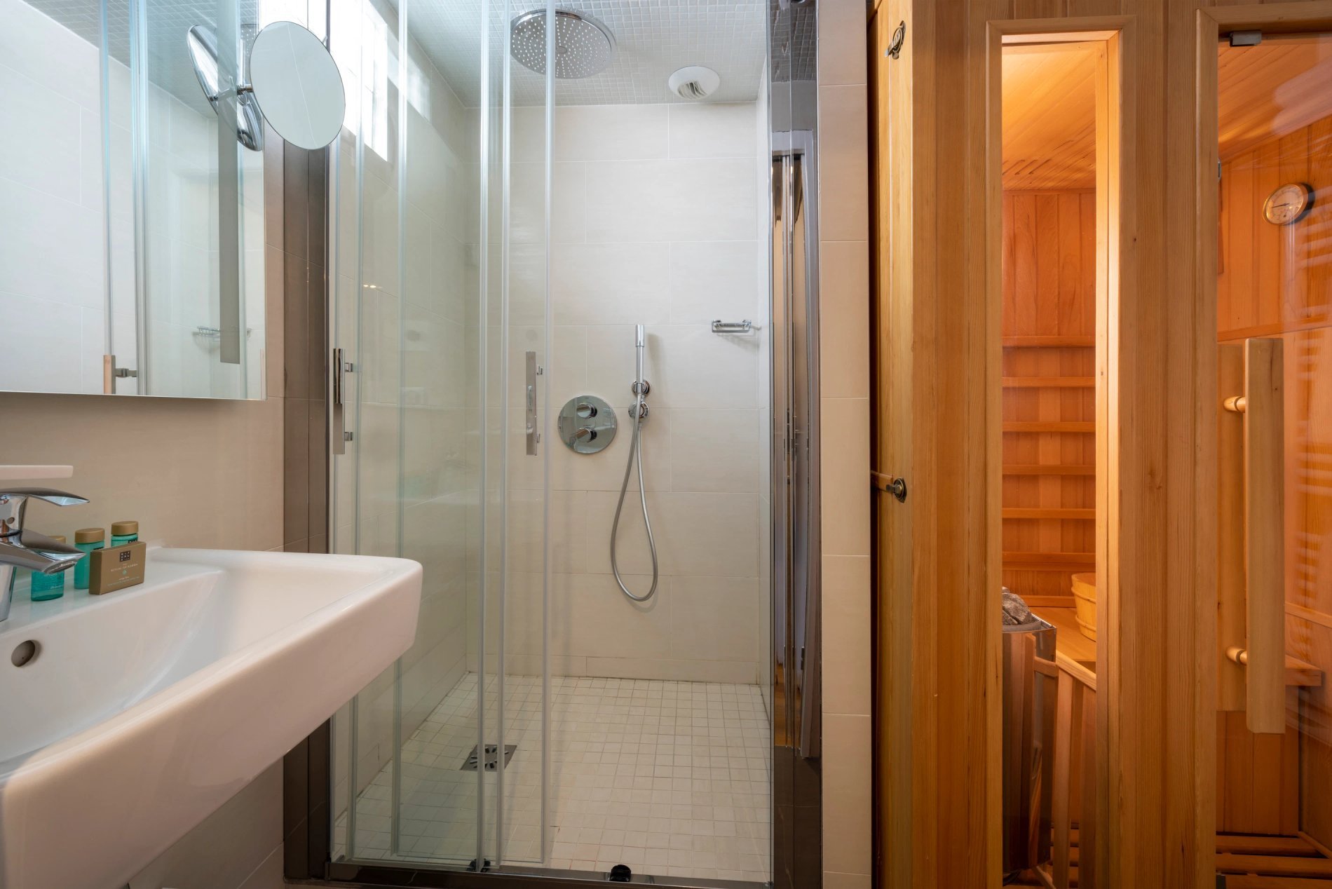 Hôtel Théorème Chambre Deluxe Sauna Salle de Bain Douche