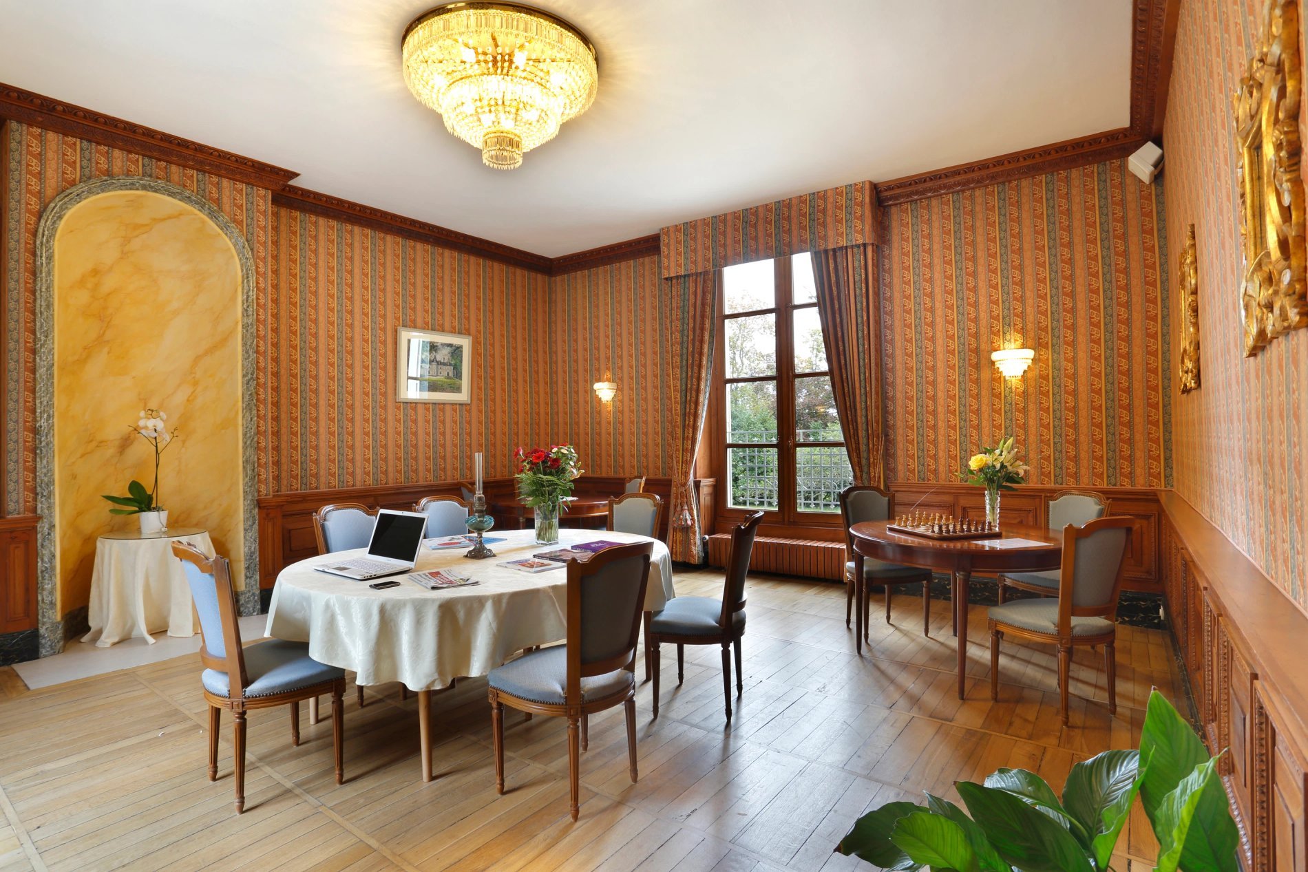 Salle de réunion élégante avec décoration classique à l'hôtel Best Western Plus Masqhotel à La Rochelle