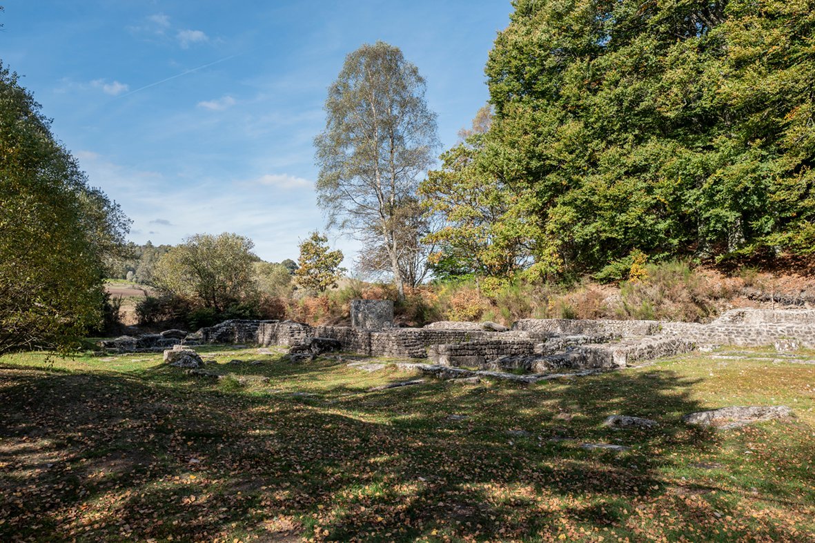 Vestiges en pierre d’un ancien site gallo-romain en pleine nature, entouré d’arbres, près de Villa Corrèze Aventure.