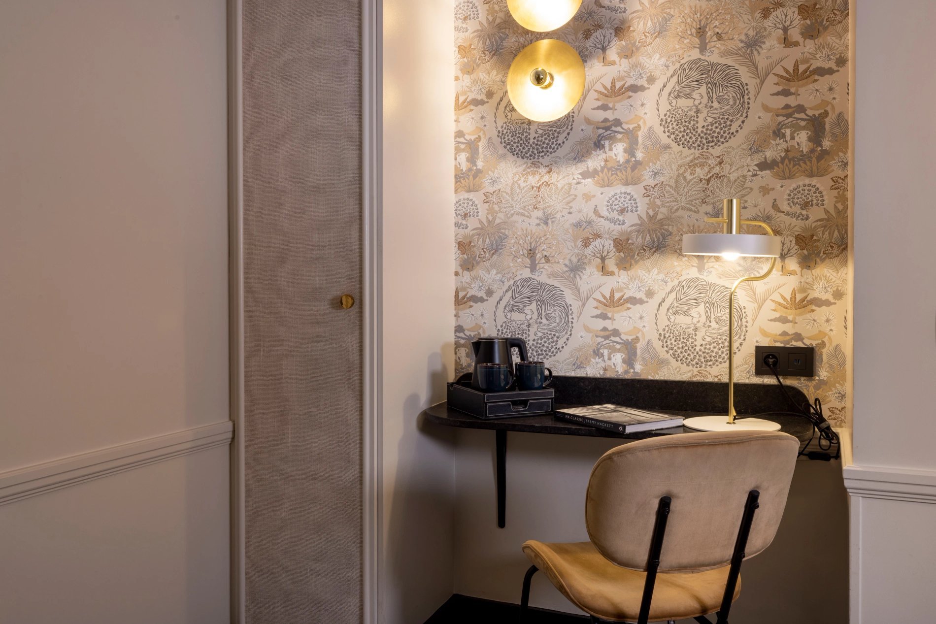 Bureau connecté de la suite exécutive à l'hôtel Gramont Paris, près de l'Opéra Garnier