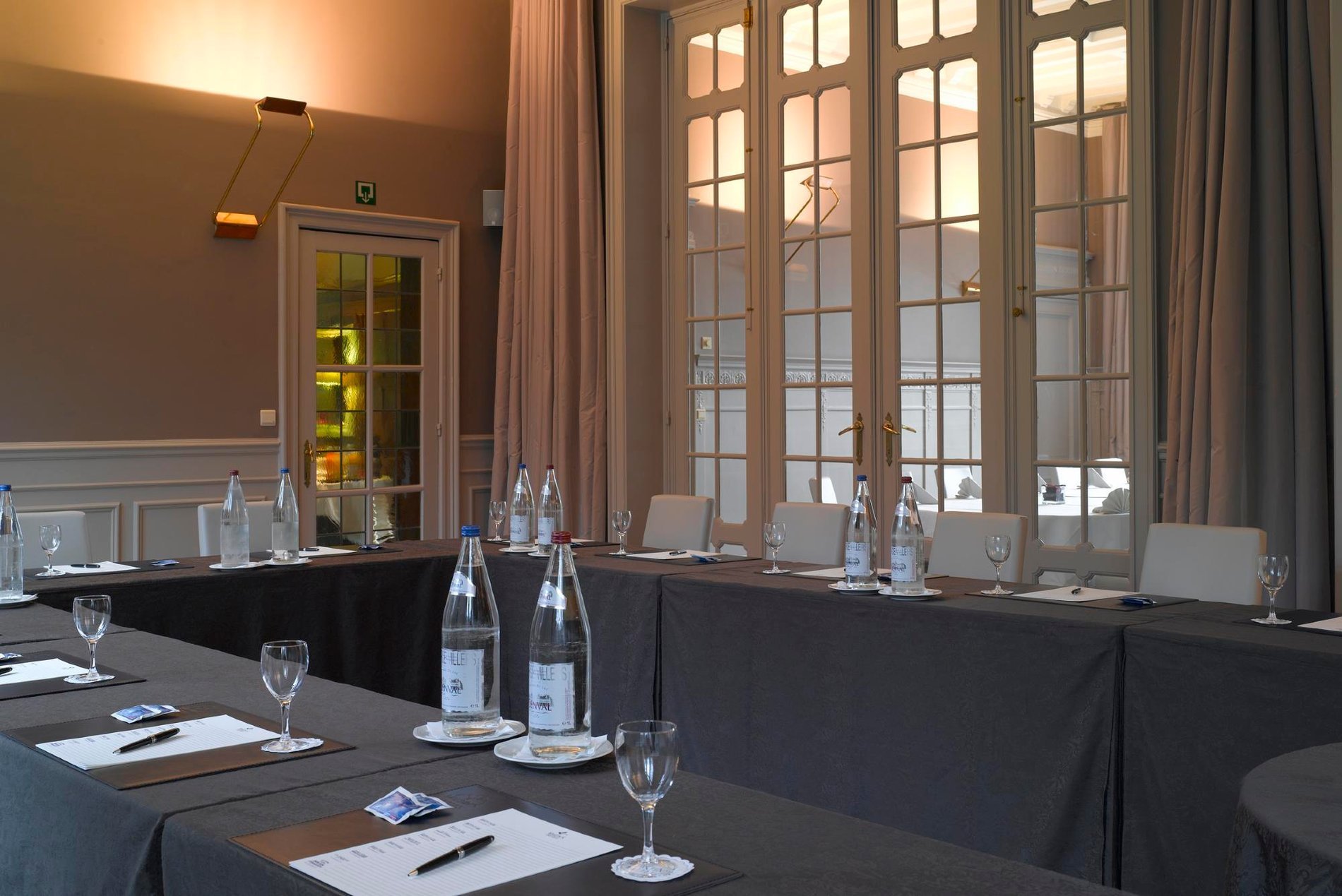 Salle de réunion lumineuse avec équipements modernes au Manoir de Genval.