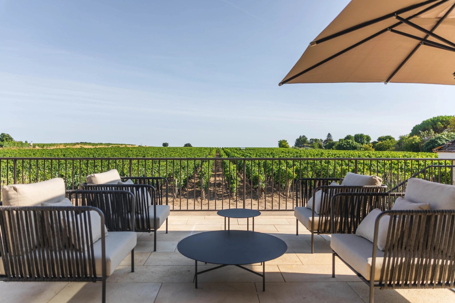 Terrasse élégante de La Villa des Vignes avec vue sur les vignes de Saint-Émilion