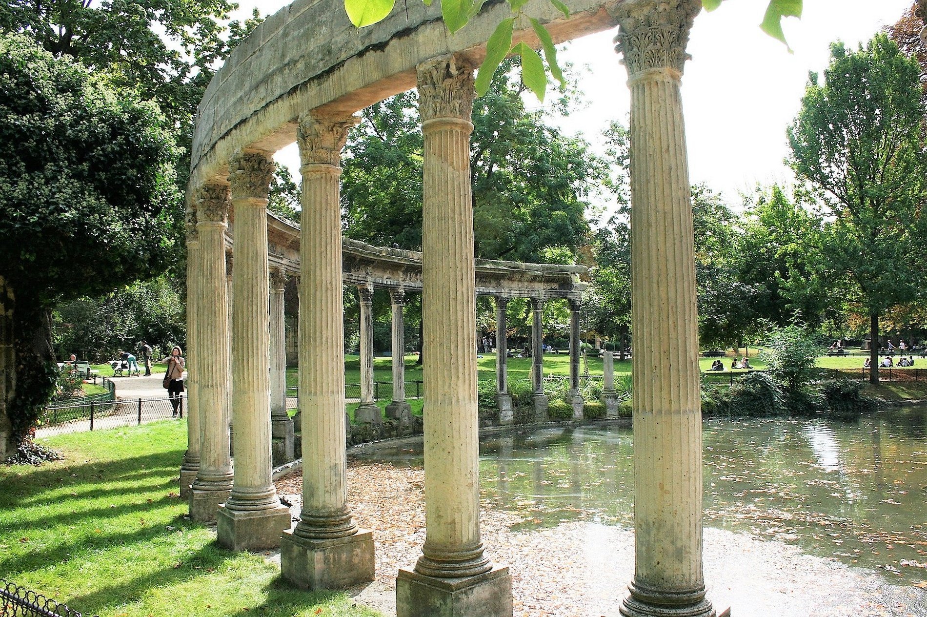 Parc Monceau à Paris avec sa célèbre colonnade et son bassin, à quelques minutes de l’Hôtel Glasgow Monceau