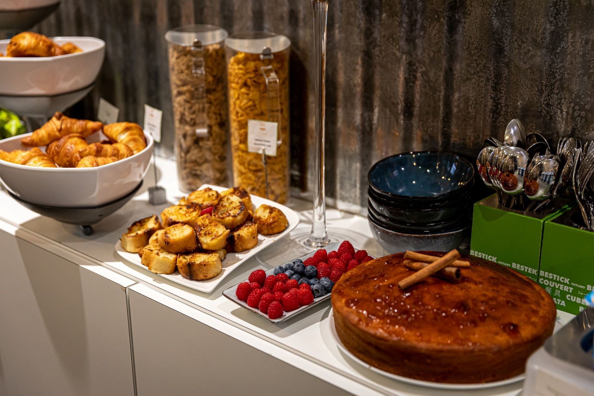 Buffet petit-déjeuner de l’Hôtel Glasgow Monceau à Paris avec produits frais, boissons et spécialités gourmandes