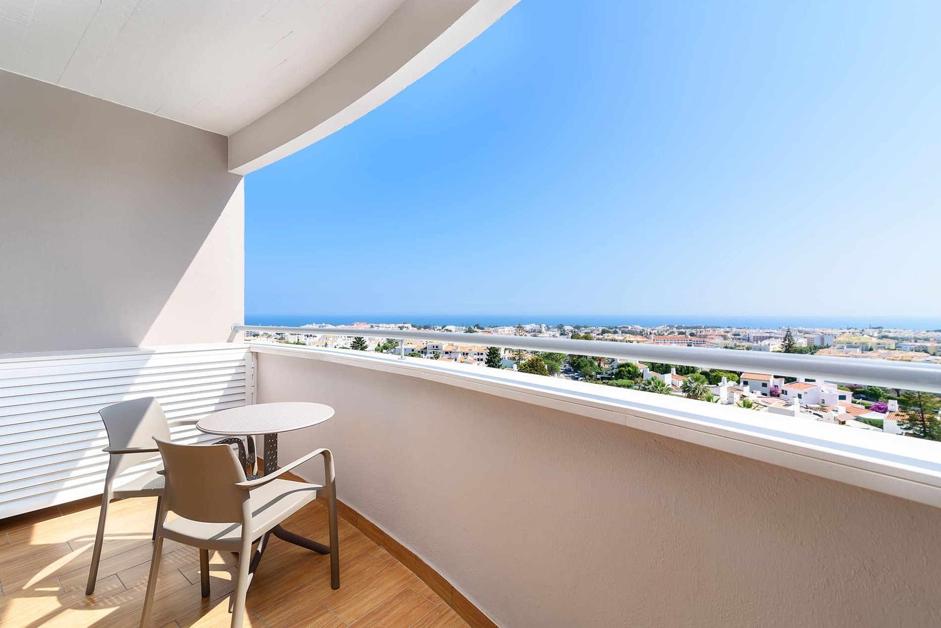 Profitez d’un balcon spacieux avec une vue incroyable dans la chambre Deluxe de l’Hôtel Jupiter Albufeira, idéal pour des vacances en famille