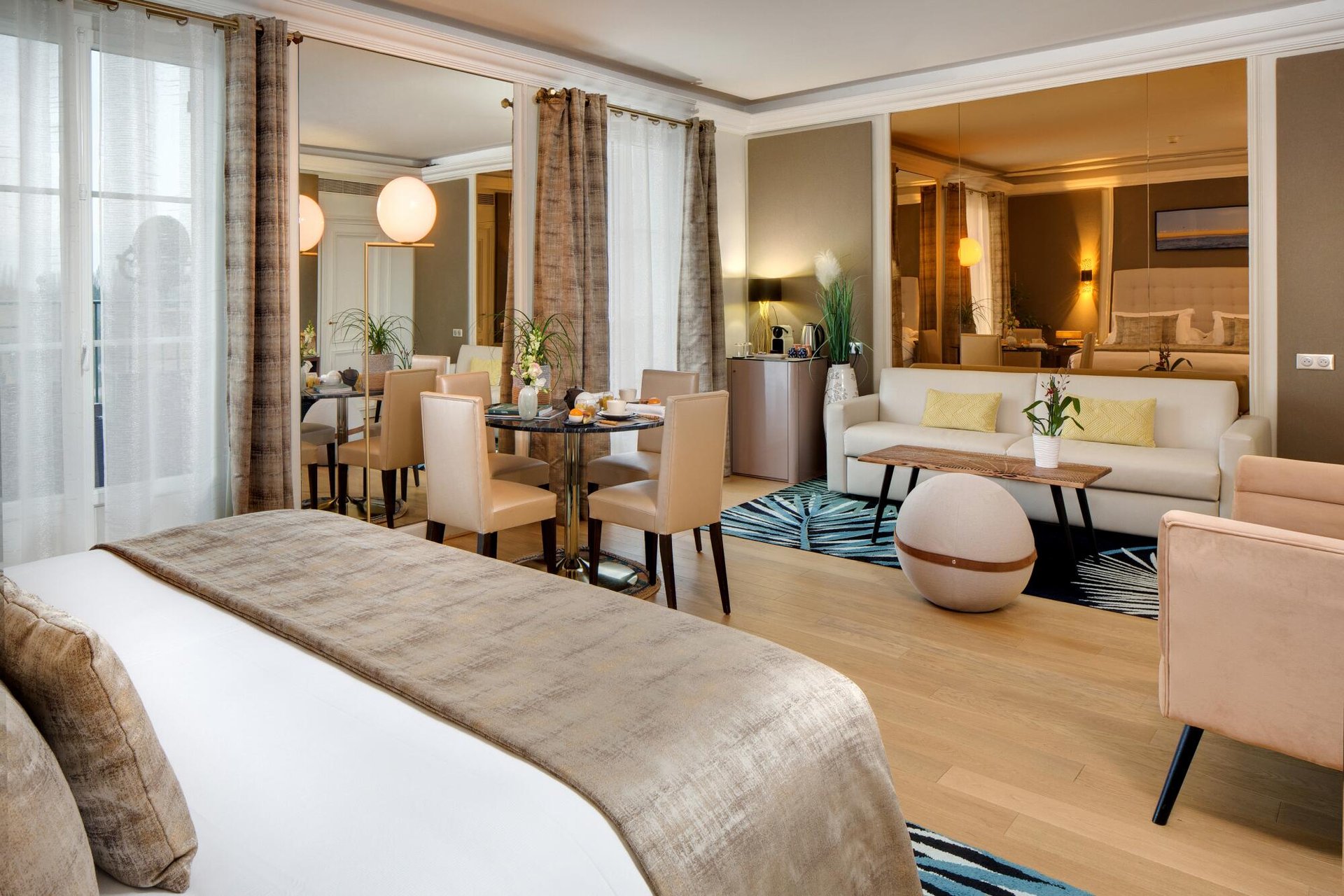 Design et confort de notre chambre Deluxe, hôtel de charme avec vue sur la rivière Yonne