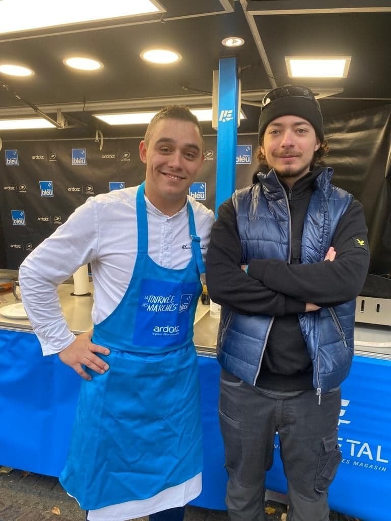 Le chef de la Côte Saint Jacques cuisine pour France Bleu