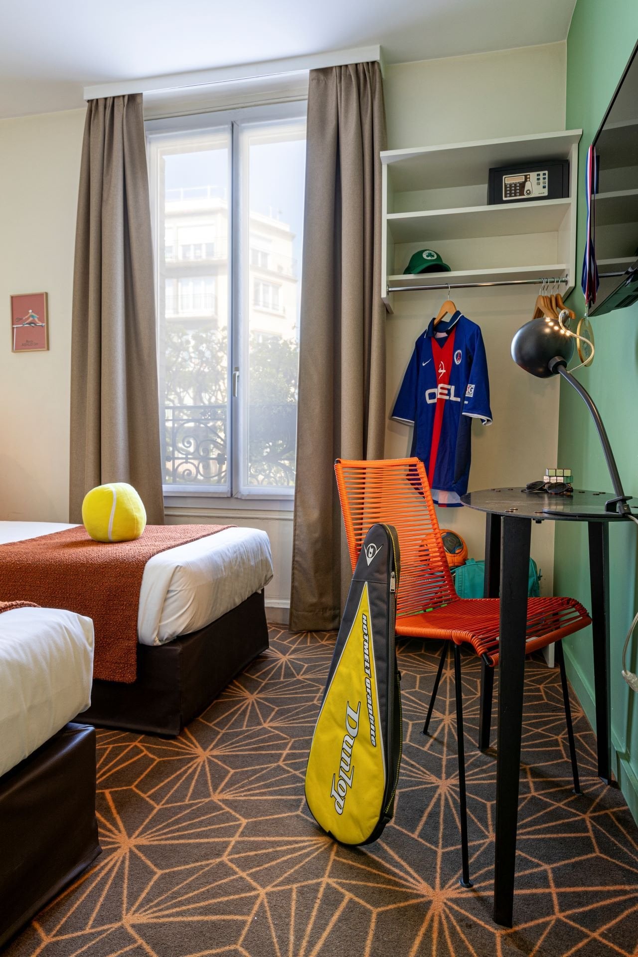 Espace bureau de la Chambre Classique Twin Olympic avec rangements, bureau fonctionnel et décoration sportive.