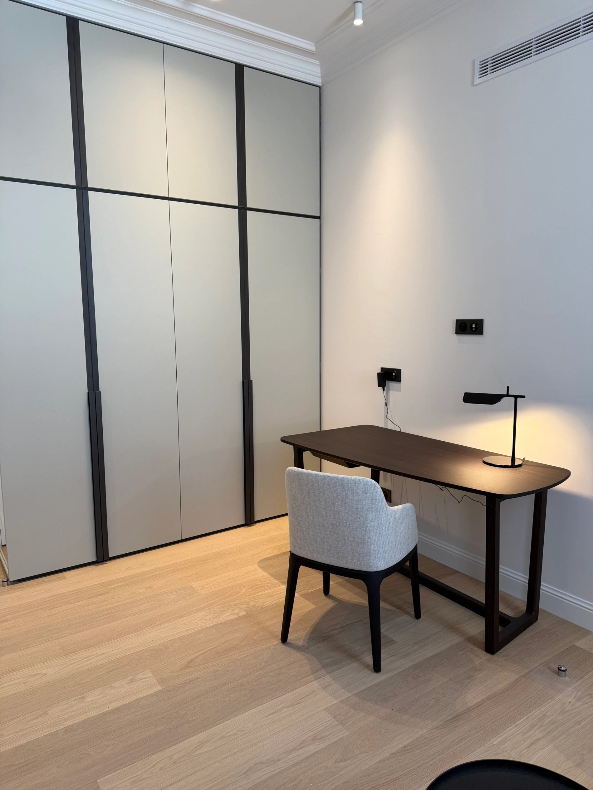 Bureau élégant et grands rangements dans la Suite Caractère de la Villa des Vignes à Saint-Émilion