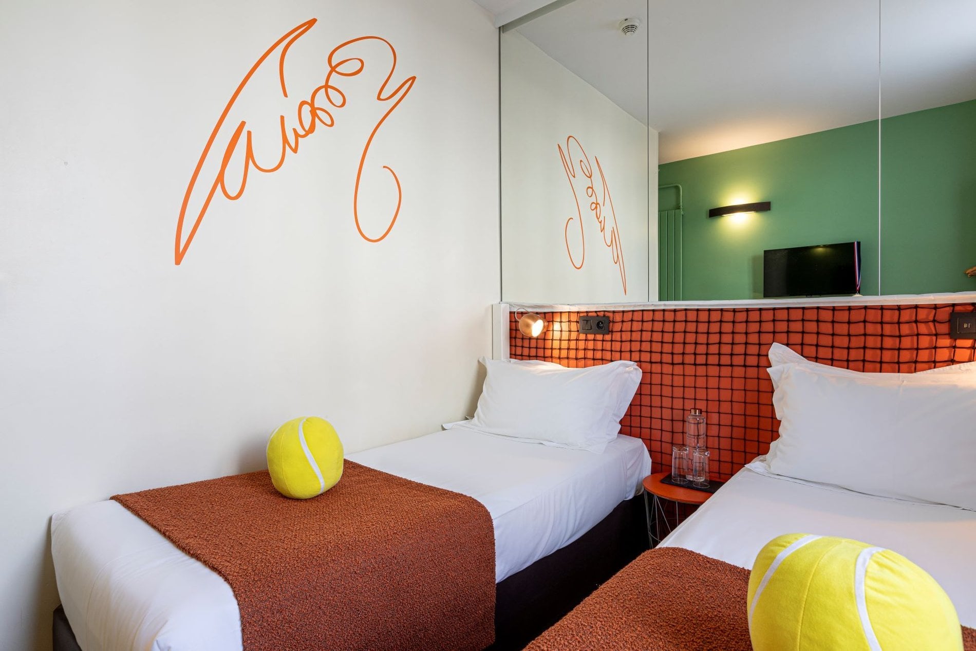 Chambre Classique Twin Olympic de l’Hôtel Olympic avec lits jumeaux et décoration thématique inspirée du tennis.