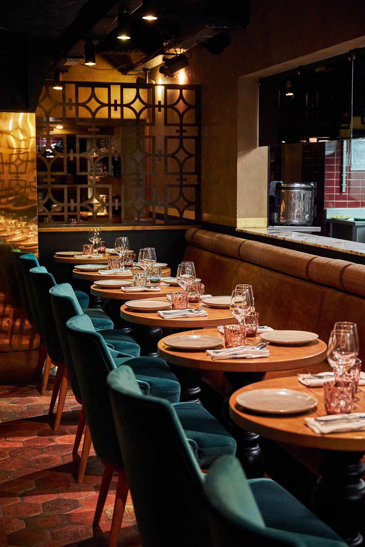 Table avec vue sur les cuisines du restaurant péruvien à paris Manko