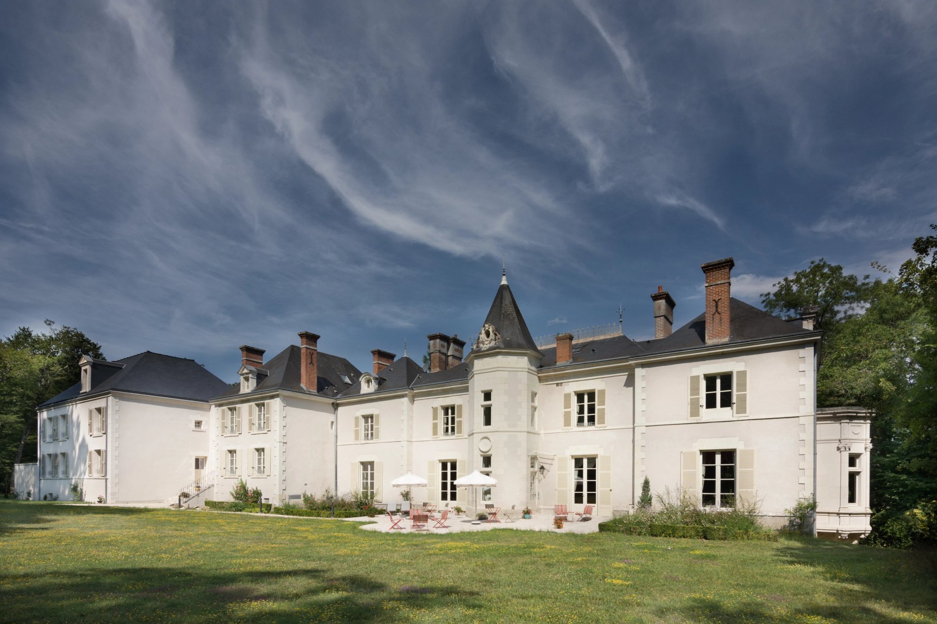 Château historique avec une architecture classique sous un ciel nuageux