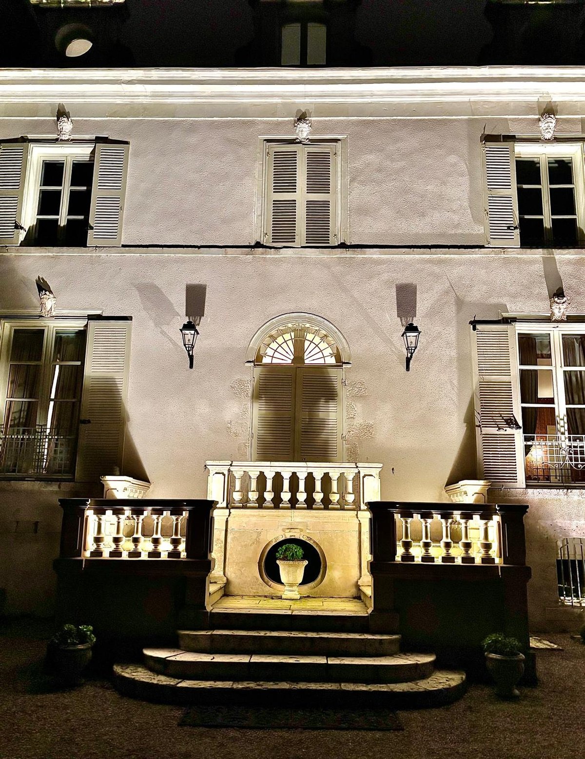 Château de la Rozelle, Façade éclairée d'un hôtel à La Rochelle