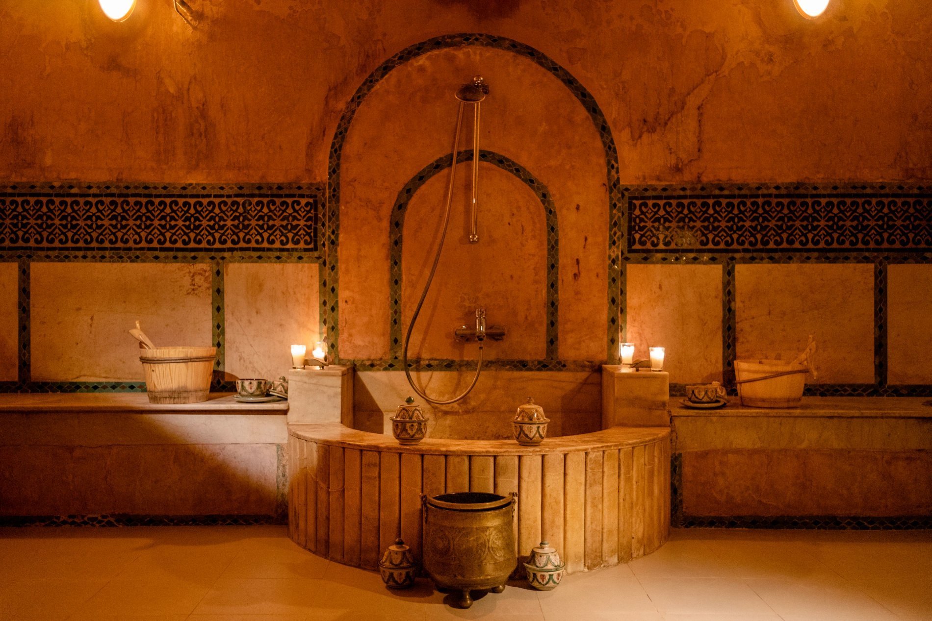 Hammam traditionnel du Berbère Palace à Ouarzazate avec murs ocres décorés